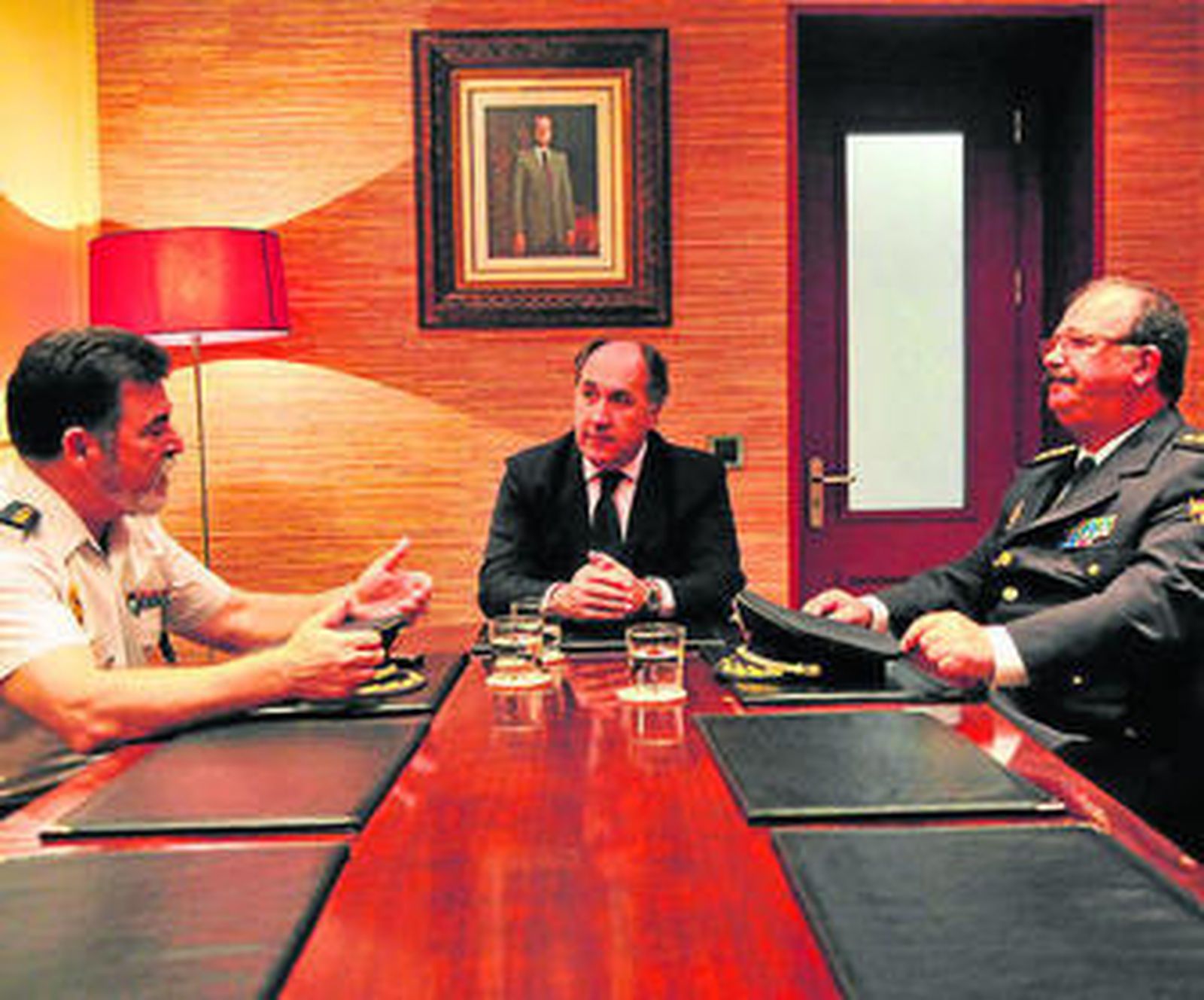 Reunión del alcalde con los comisaríos provincial y local.