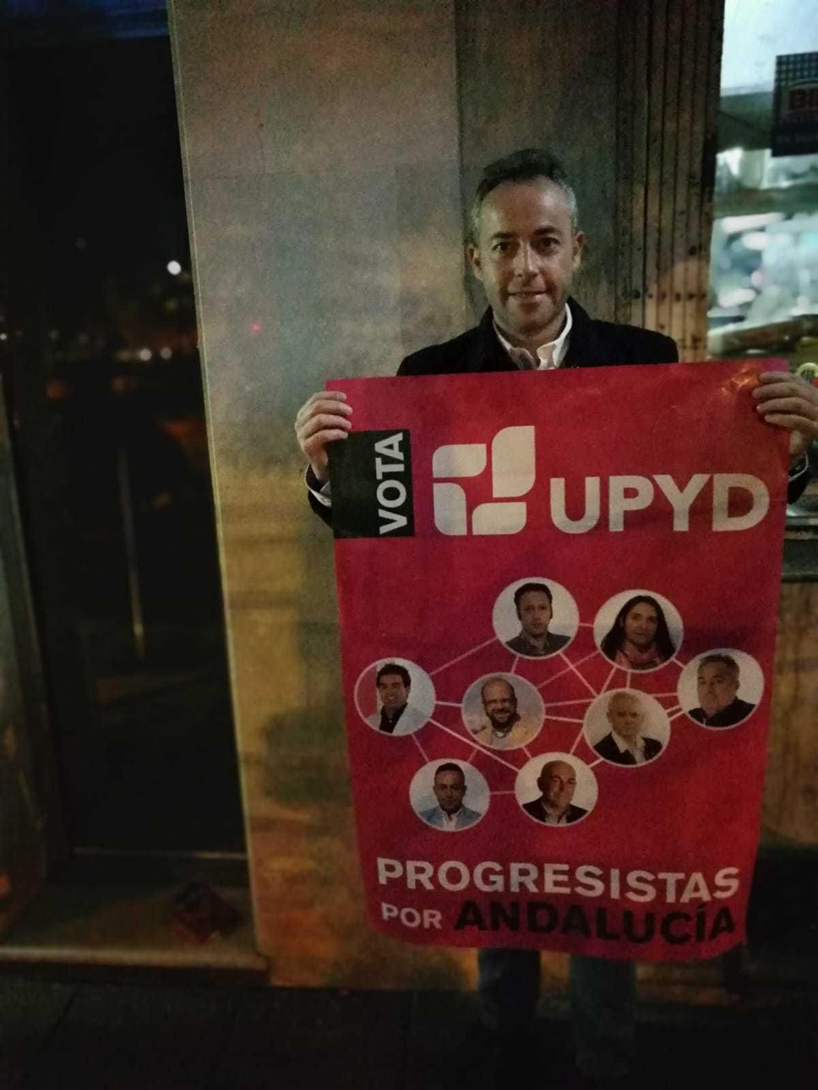 Pegada de carteles en el inicio de la campaña electoral a las elecciones andaluzas