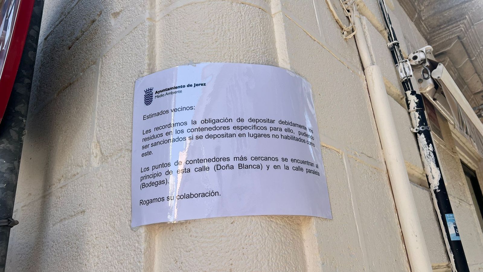 Cartel colocado junto a unas papeleras de la calle Doña Blanca.
