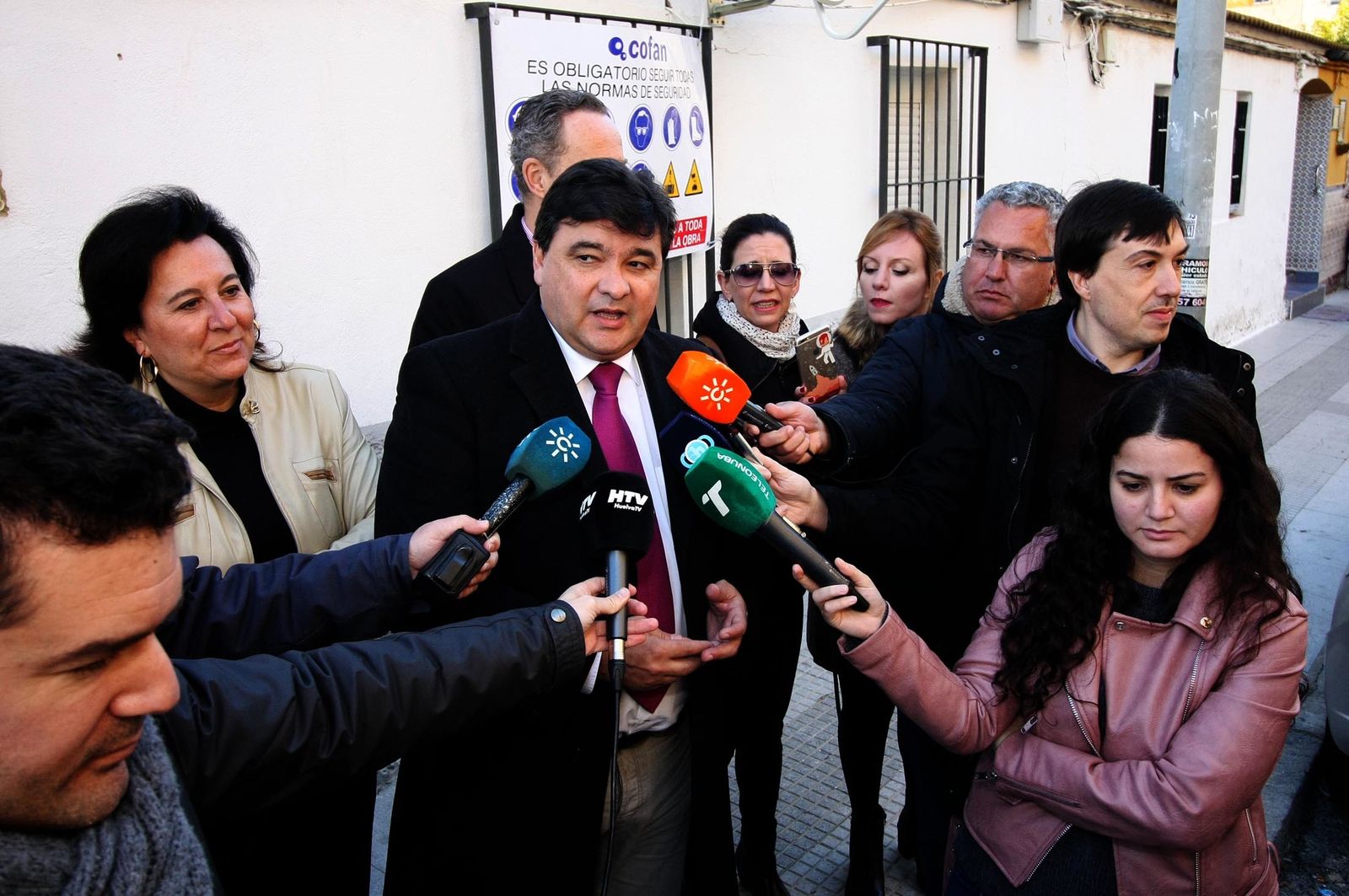 La visita del alcalde a las obras de rehabilitación de las viviendas de Pérez Cubillas, en imágenes