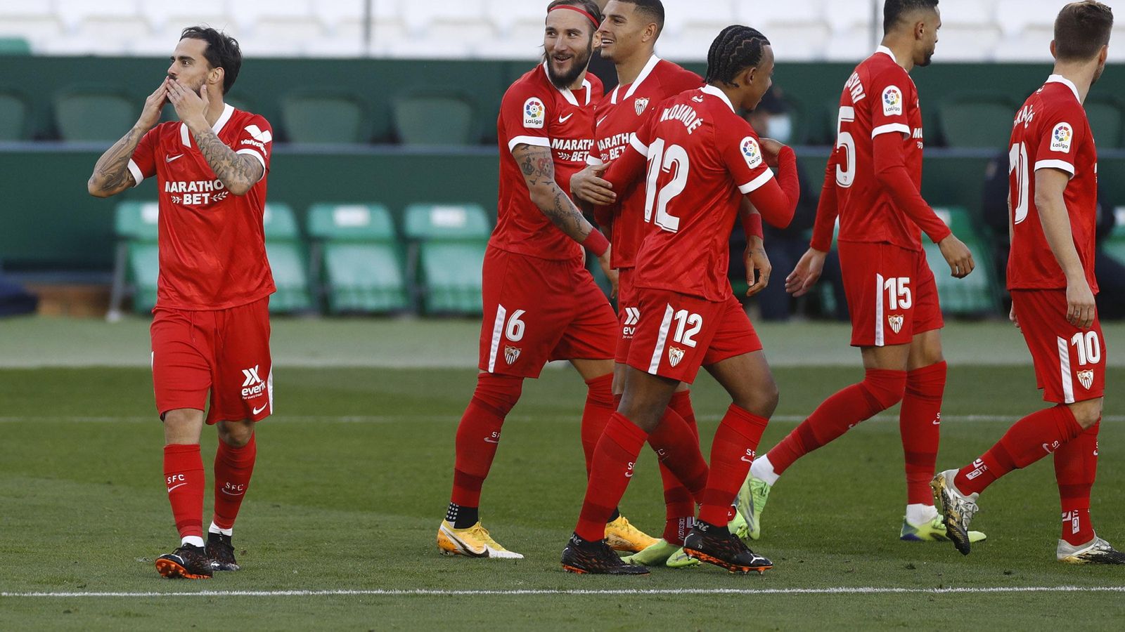 Suso celebra el efímero 0-1 junto a Gudelj y Diego Carlos.