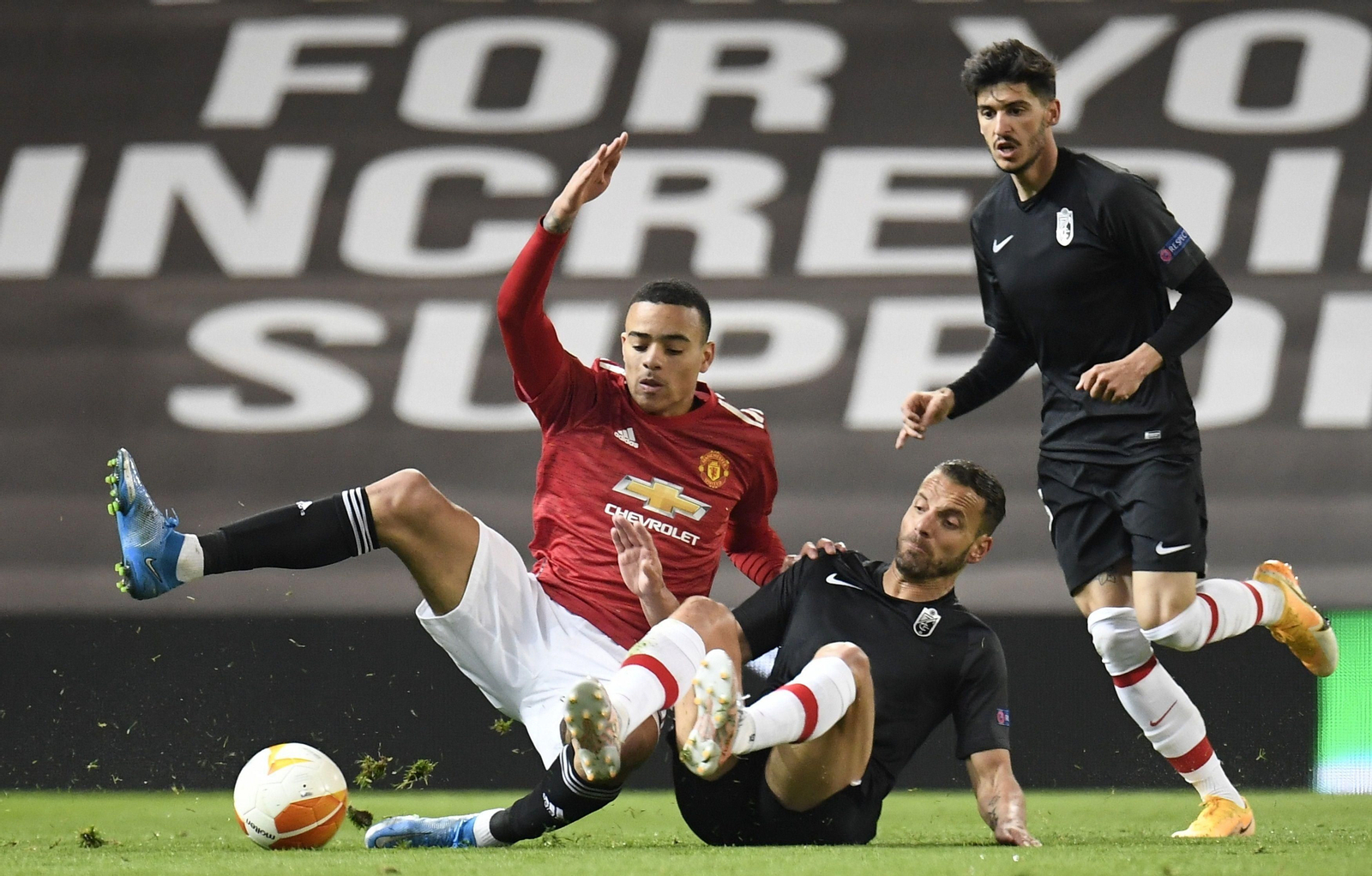 Greenwood pugna a ras de césped con Roberto Soldado.