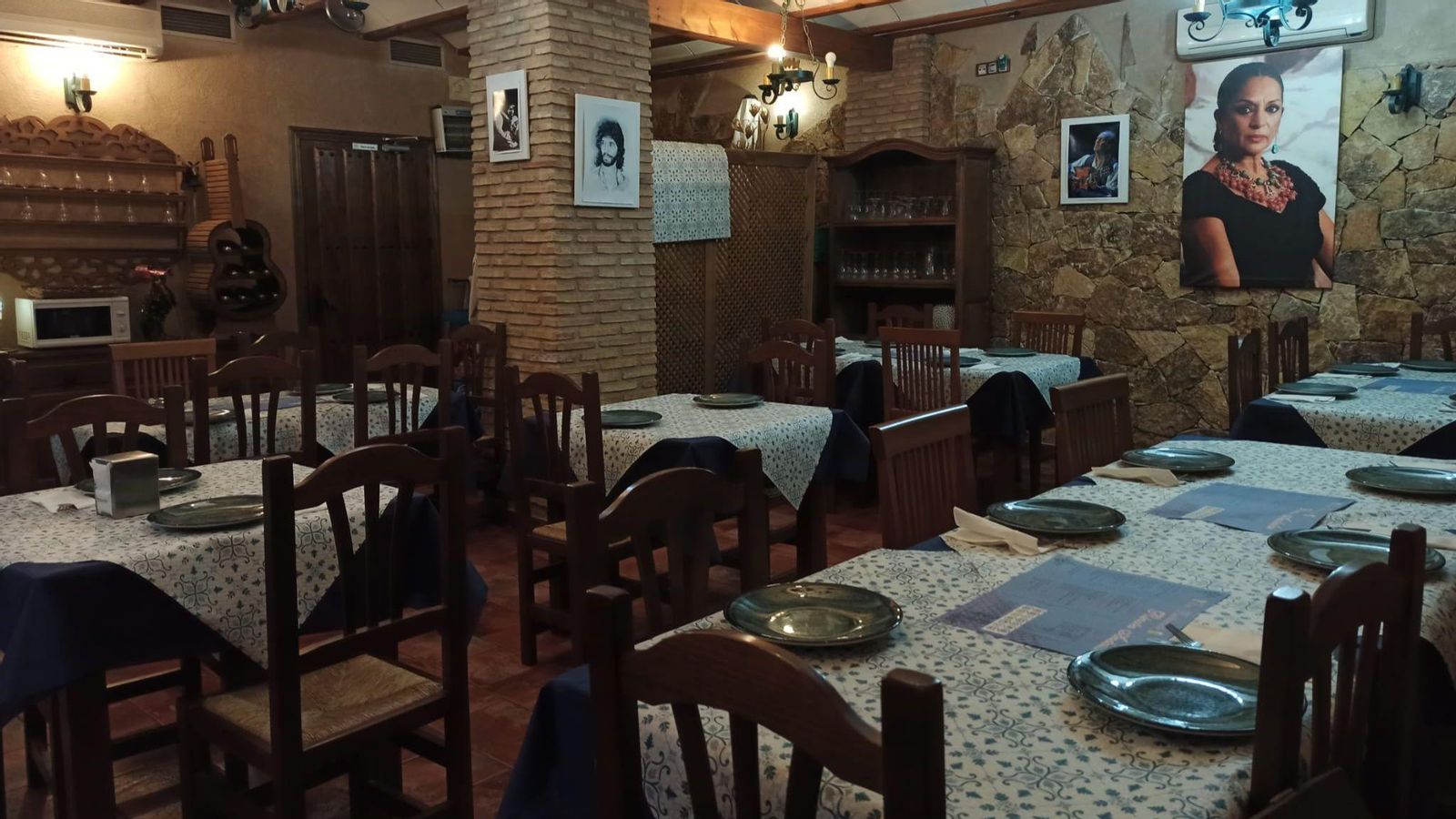El flamenco rezuma en el interior de este restaurante de comida típica andaluza.