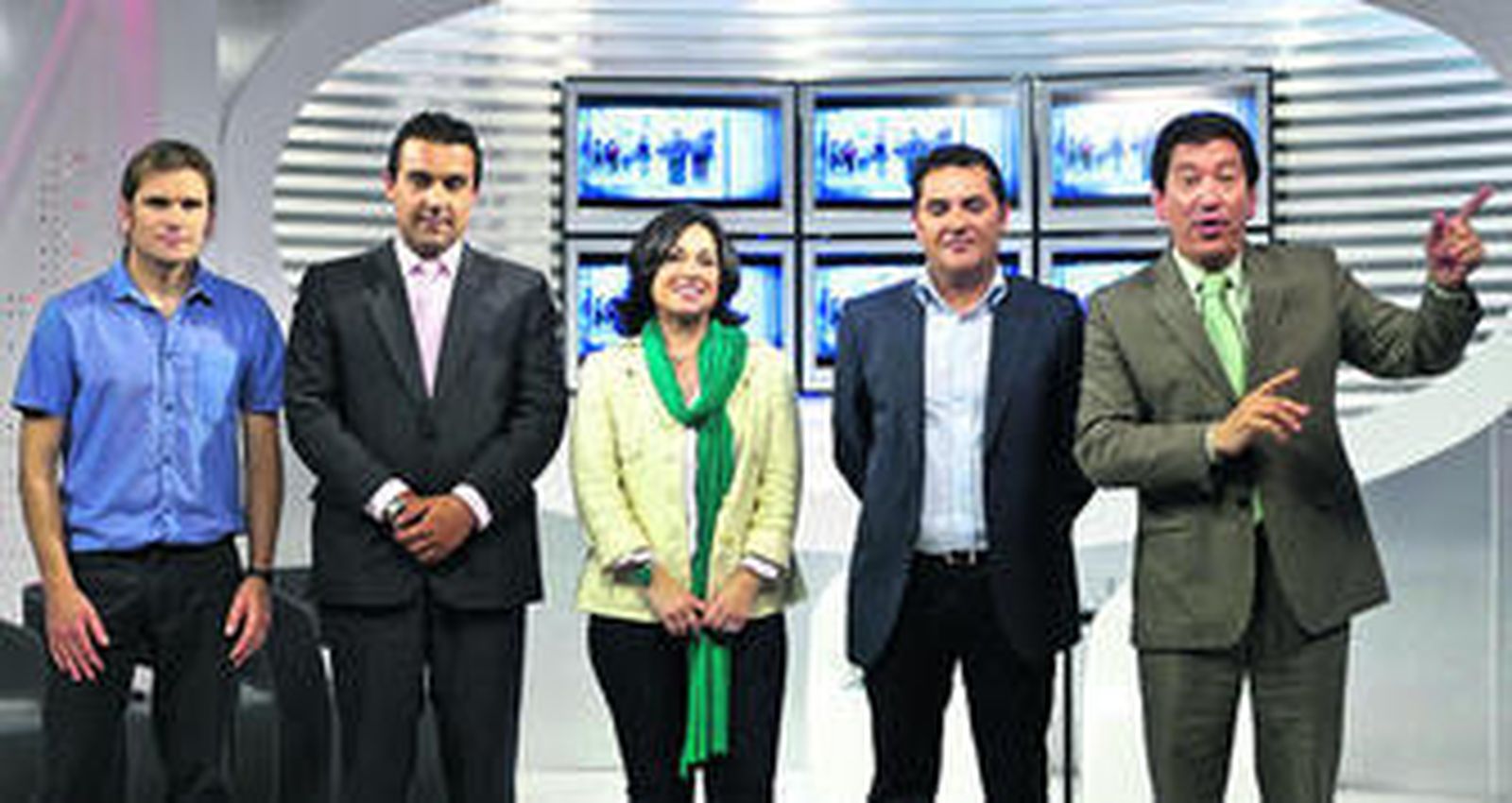 Los cinco candidatos, en el plató de Onda Cádiz antes del debate. De izquierda a derecha, Iván Canca, Christian Castaño, Maribel Peinado, Pedro Romero y José Antonio Barroso.