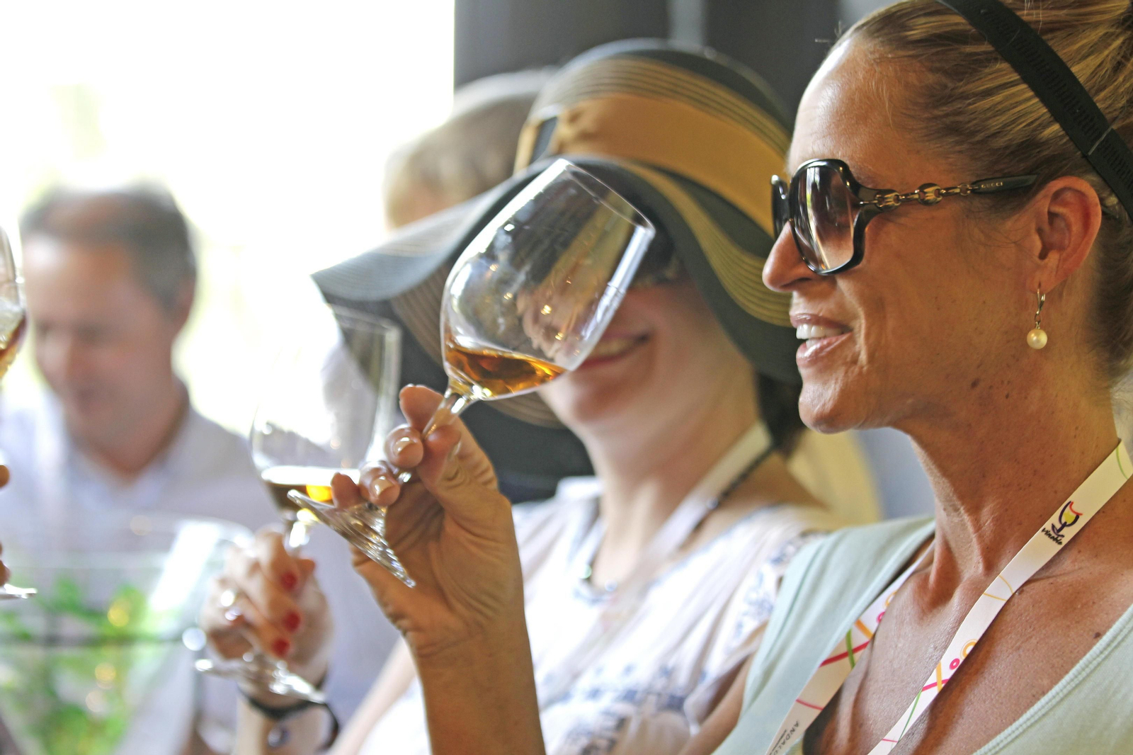 Dos mujeres catan unos vinos en una edición anterior de Vinoble.