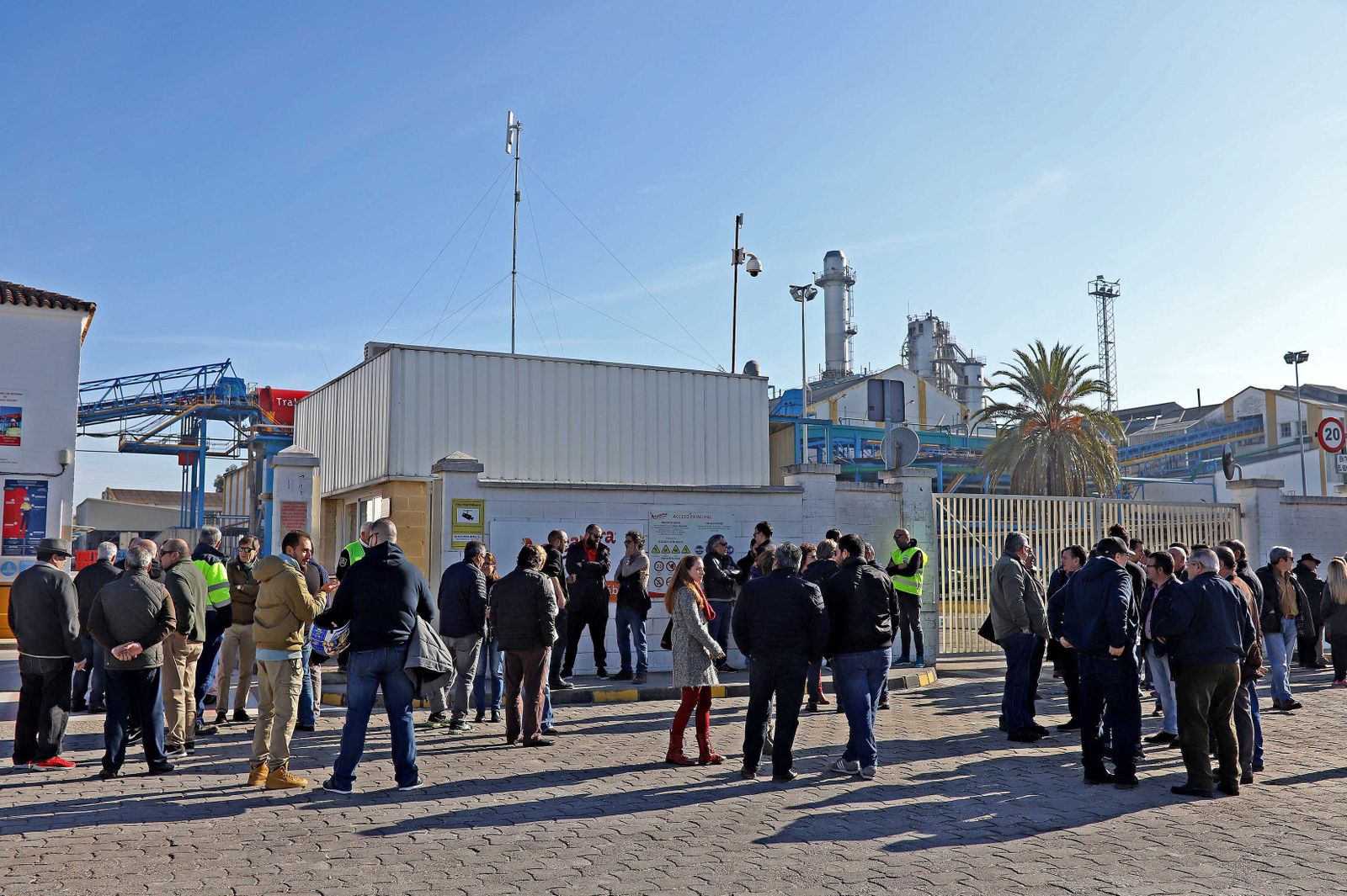 Concentración en las puertas de la azucarera de familiares y allegados de Marcos Morales, el trabajador fallecido en accidente en diciembre,