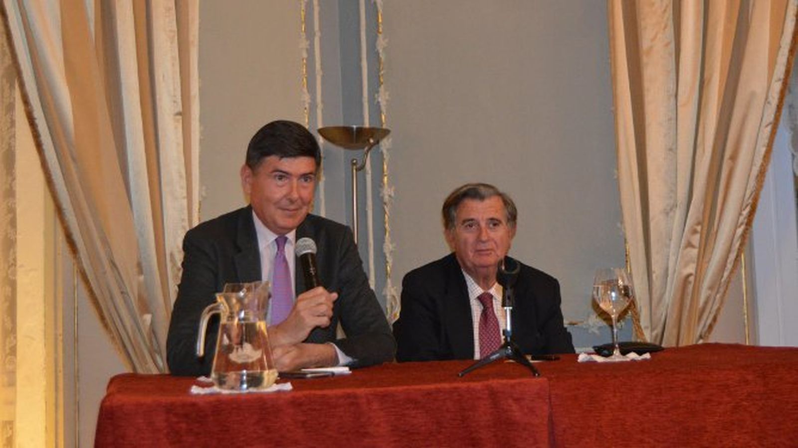 El conferenciante Manuel Pimentel con el presentador del acto José María García León.