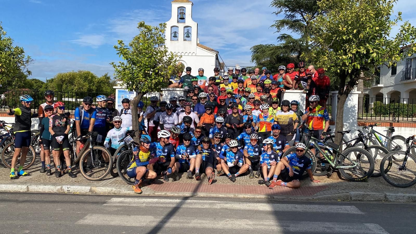 Un grupo de ciclistas que participó en la marcha solidaria organizada por el club Los Pupas.