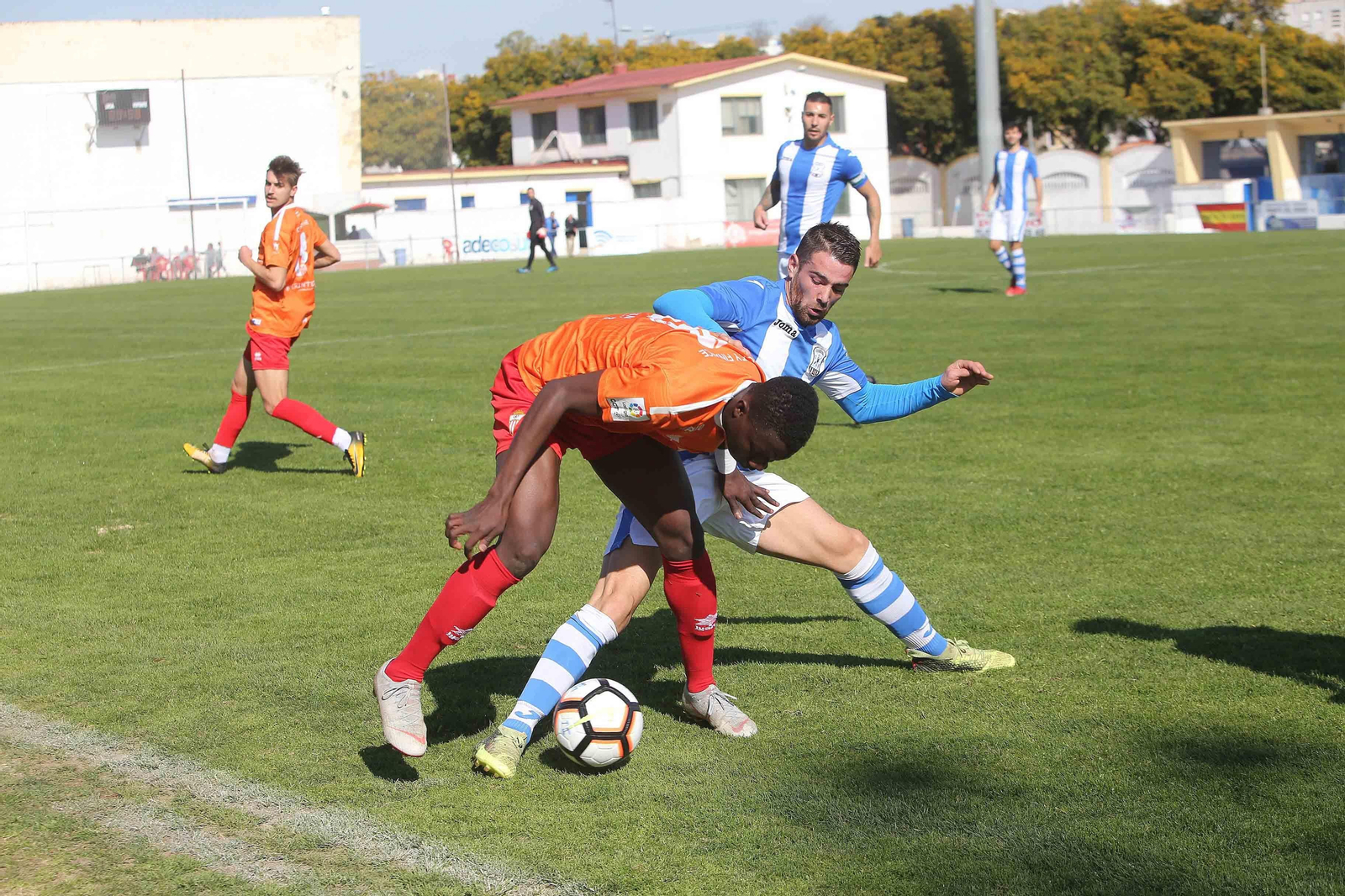 Moha aguanta el balón ante la presión de Manolo.