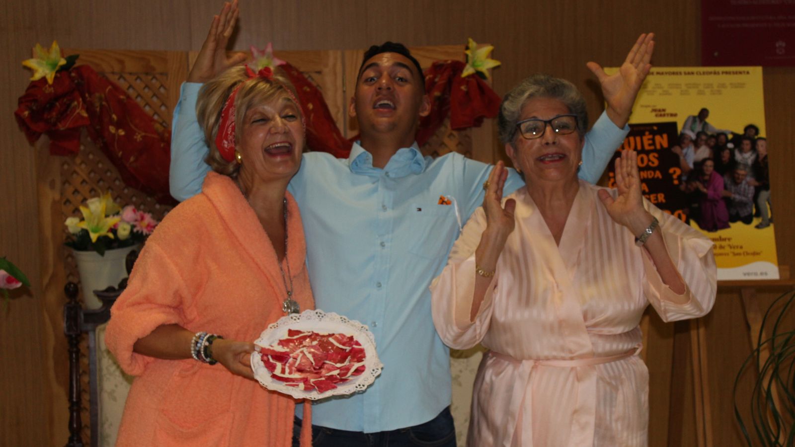El director, Juan Castro, junto a dos de las actrices.