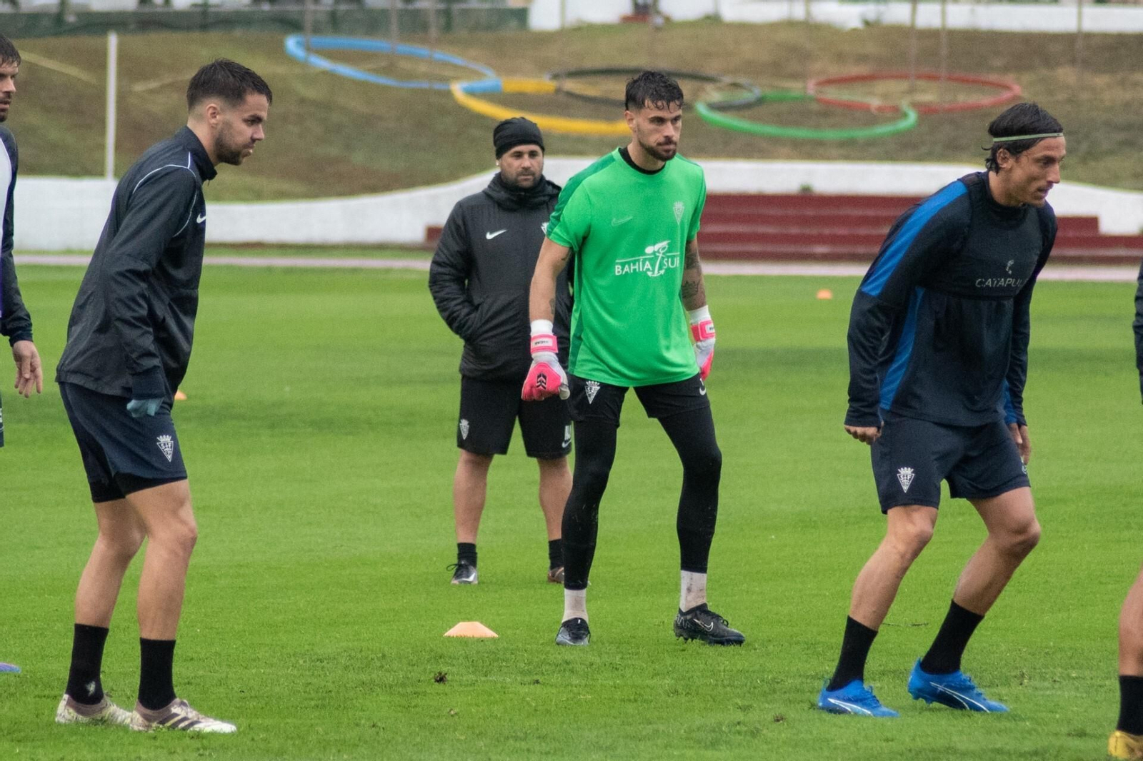 Alfredo Santaelena, al fondo, observa un entrenamiento entre el cancerbero Fouli, Dani Molina y Aquino.