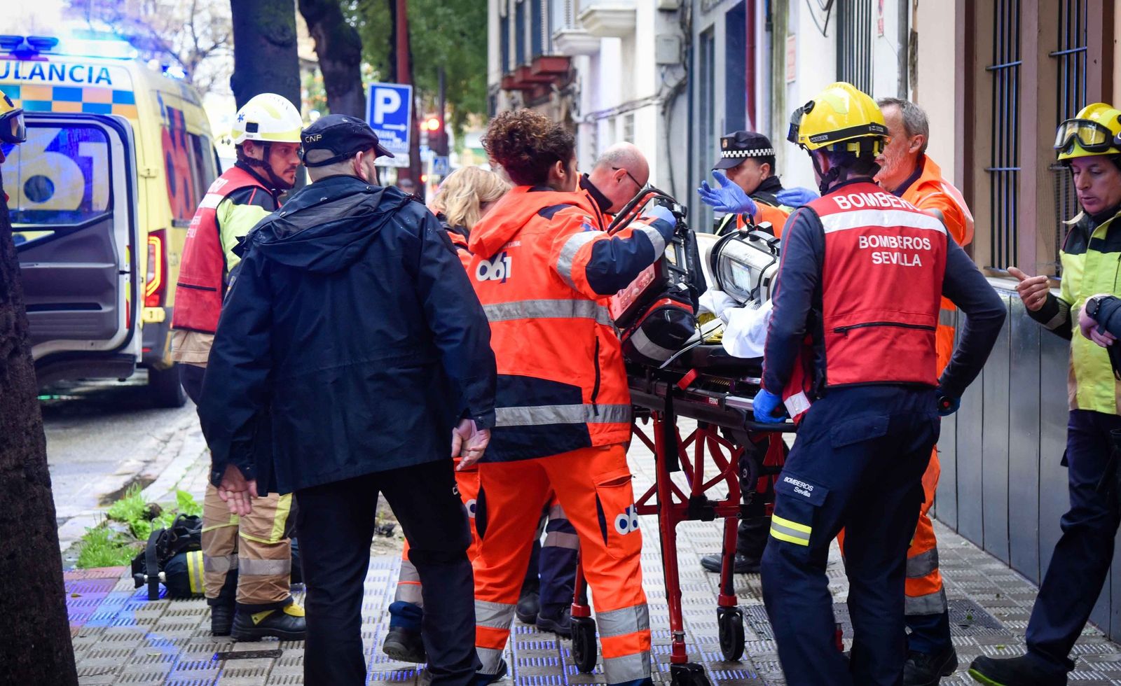 Un herido muy grave y varios desalojados en un incendio en Triana