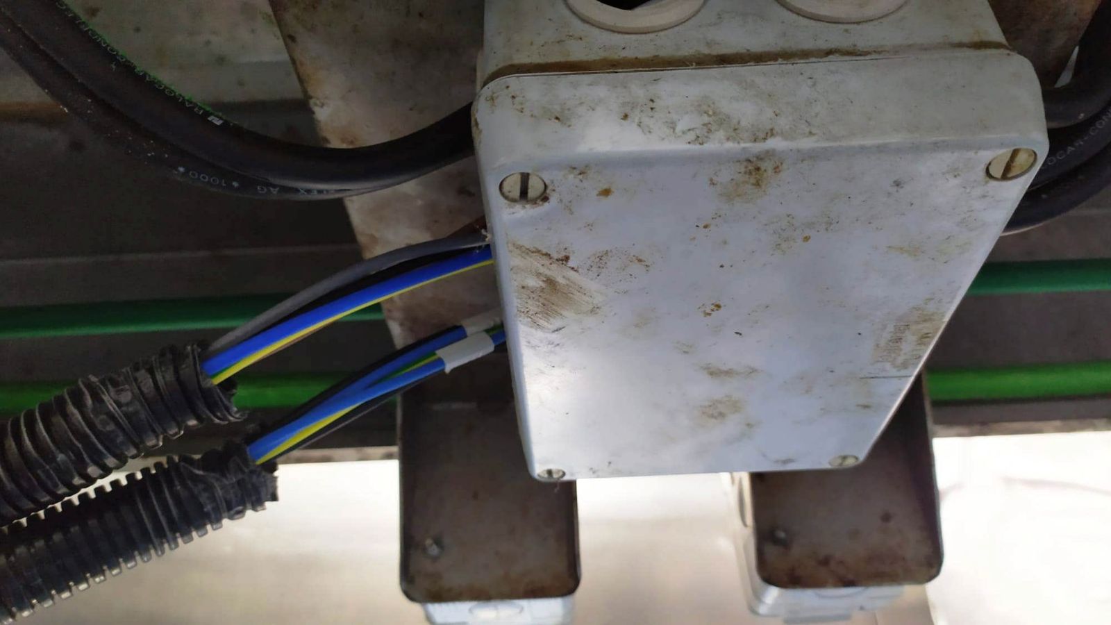 Conexiones de la cinta de emplatado número uno, al a que la trabajadora enchufó el carro, recibiendo la descarga.