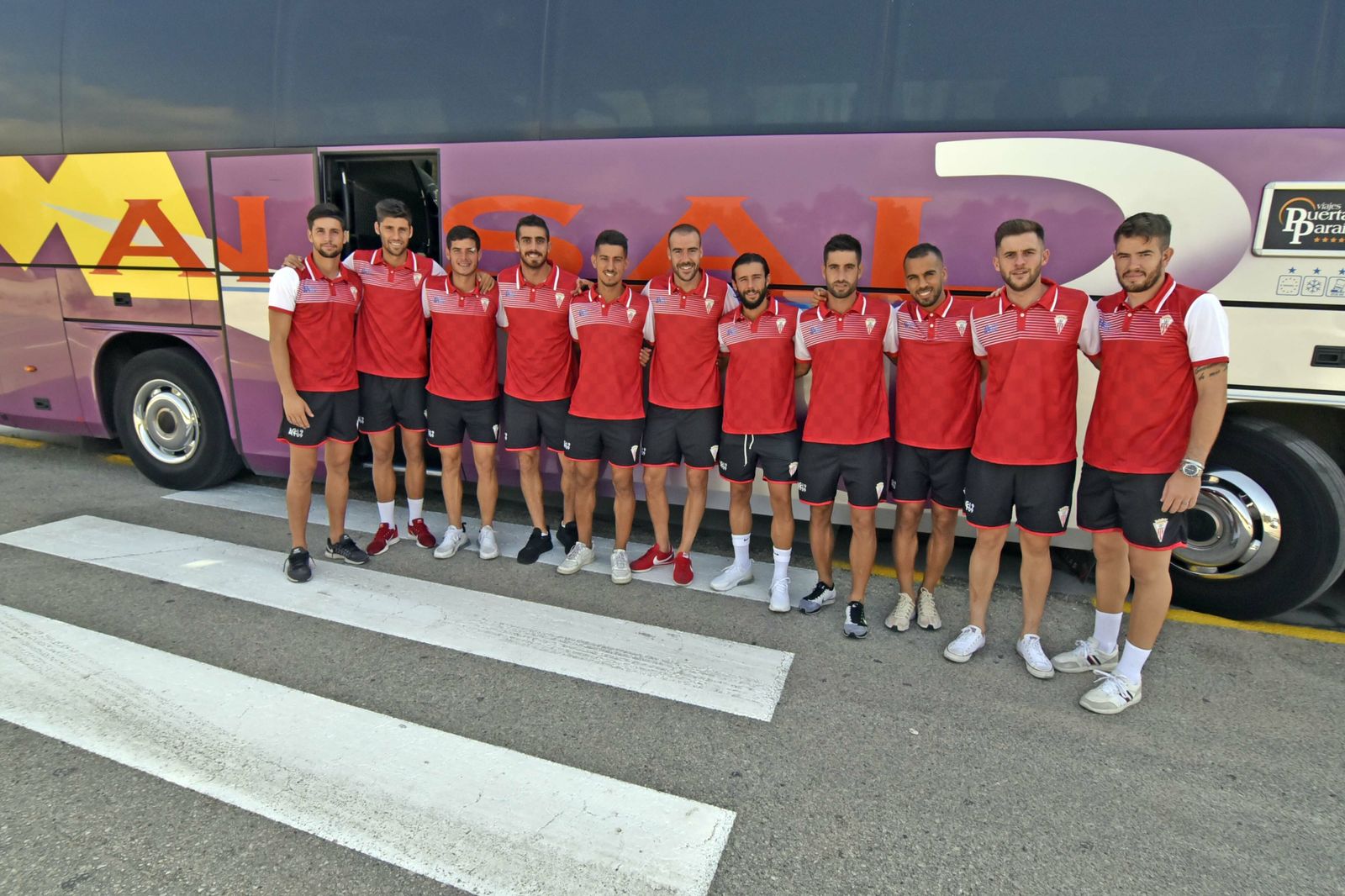 Parte de la expedición del Algeciras, antes de partir a Murcia.