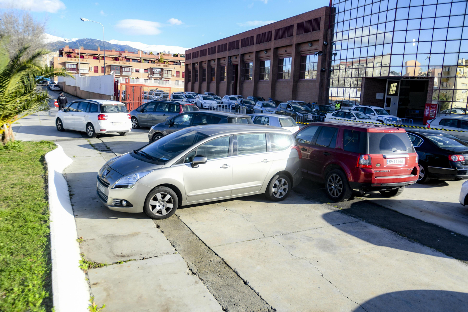 Fotos: así ha sido el inicio de la vacunación masiva del personal educativo de Granada
