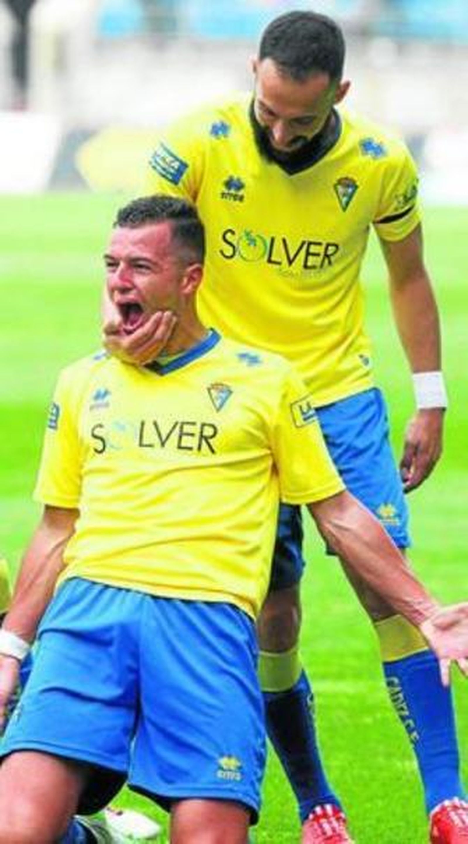 Airan recibe el gesto cariñoso de Andrés en la celebración de un gol.