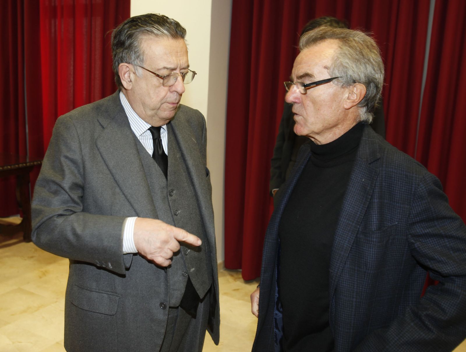 Miguel Herrero Rodríguez de Miñón charla con el constitucionalista Javier Pérez Royo.