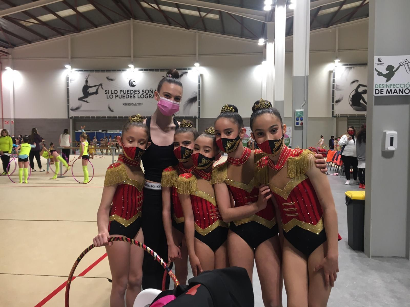 Conjunto alevín El Circo con la gimnasta del equipo junior  nacional, Lucía González