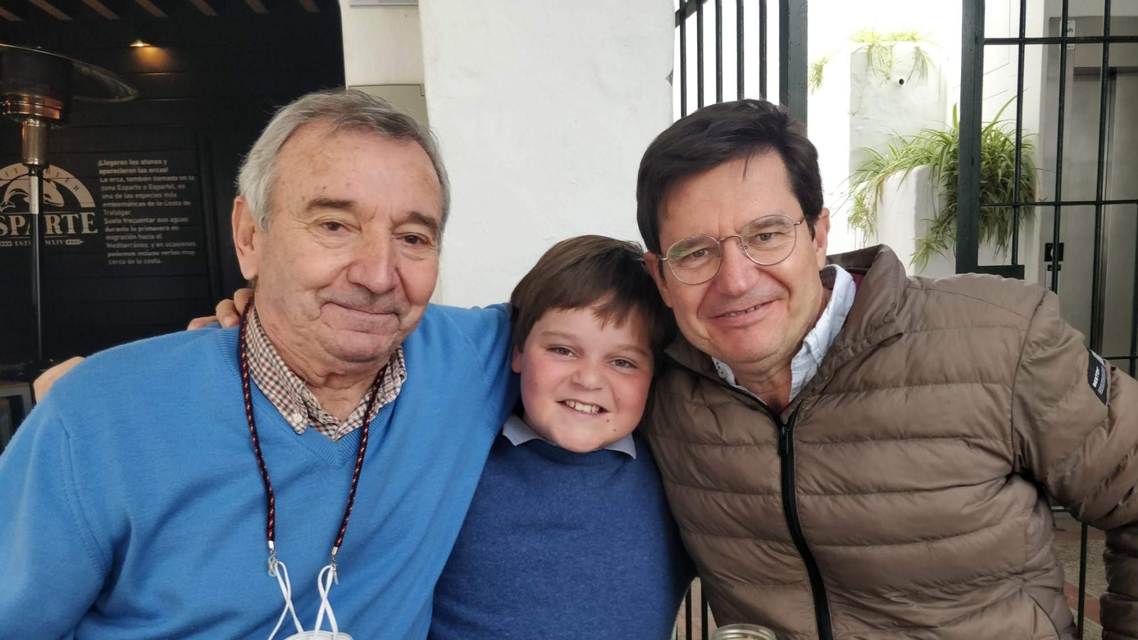 Las tres generaciones de Enriques, en una foto del álbum familiar. Las tres generaciones de Enriques, en una foto del álbum familiar.