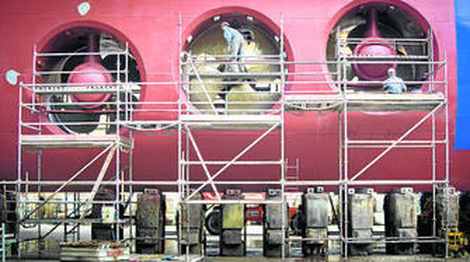 Imagen de archivo de una de las reparaciones de cruceros realizadas en el dique del astillero de Cádiz.