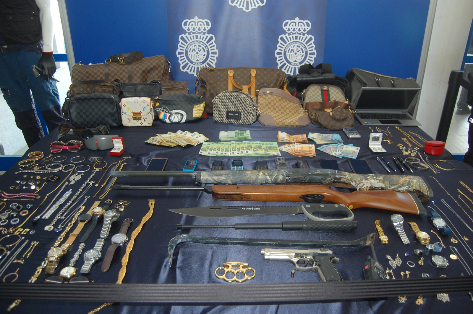 Objetos intervenidos en la operación policial en la que se ha desarticulado una red criminal de exmilitares. Objetos intervenidos en la operación policial en la que se ha desarticulado una red criminal de exmilitares.