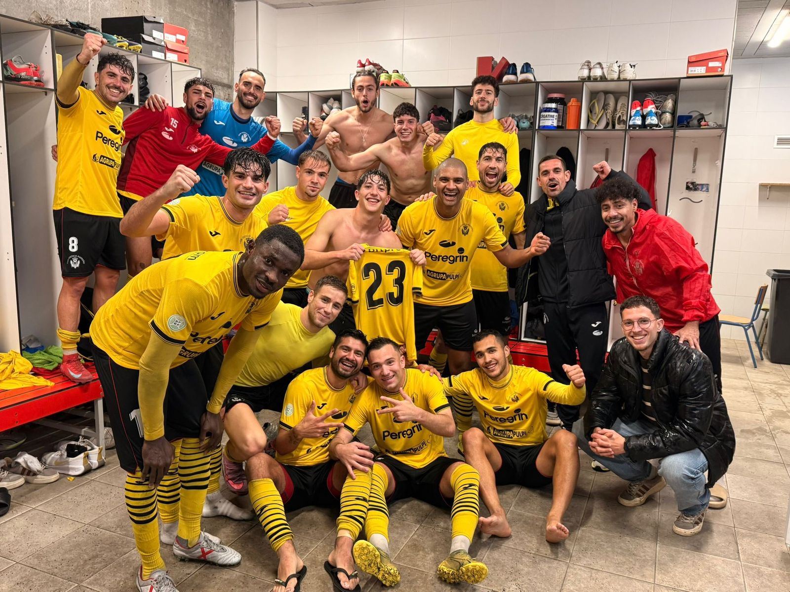 Los almerienses celebran en su vestuario su victoria del pasado fin de semana ante El Palmar.