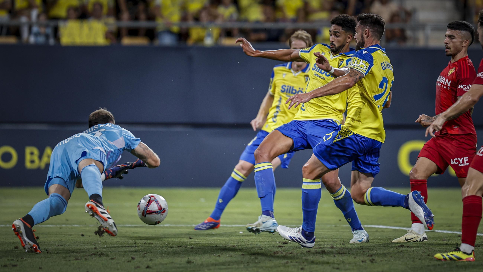 Búscate entre las fotos del partido de fútbol entre Cádiz CF y Real Zaragoza