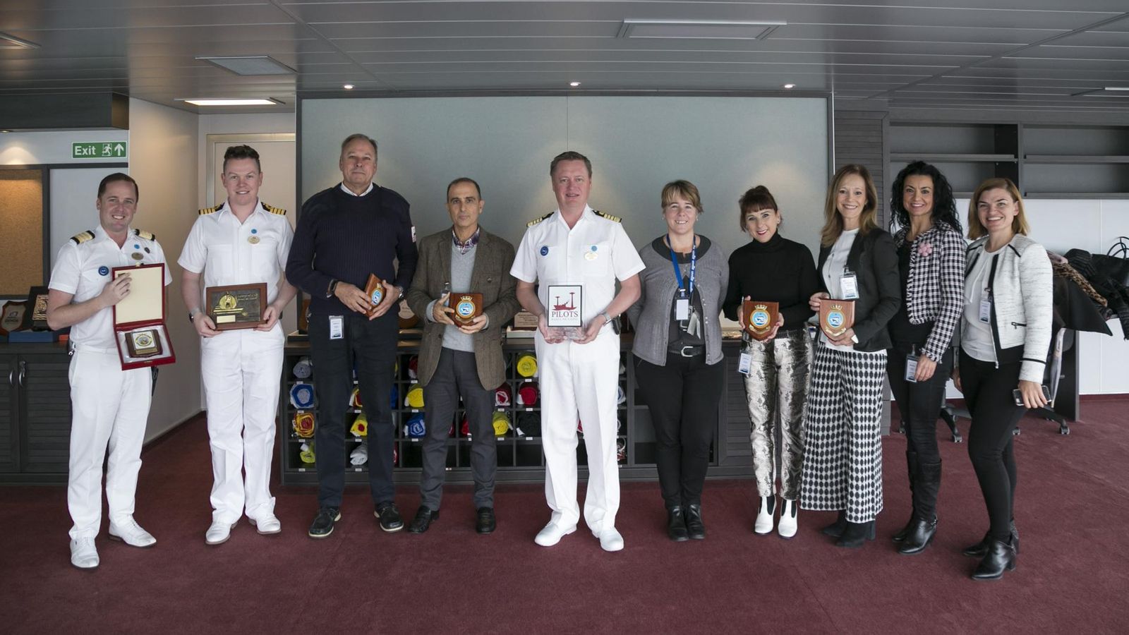 Representantes del puerto de Cádiz entregaron a los oficiales del buque un recuerdo de su primera estancia en la ciudad