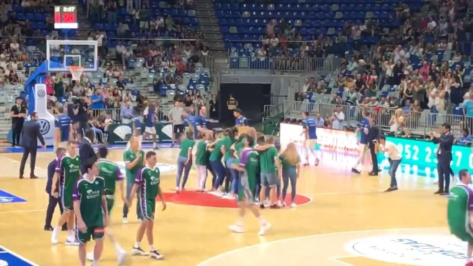 El Unicaja Femenino, en el centro del Carpena.