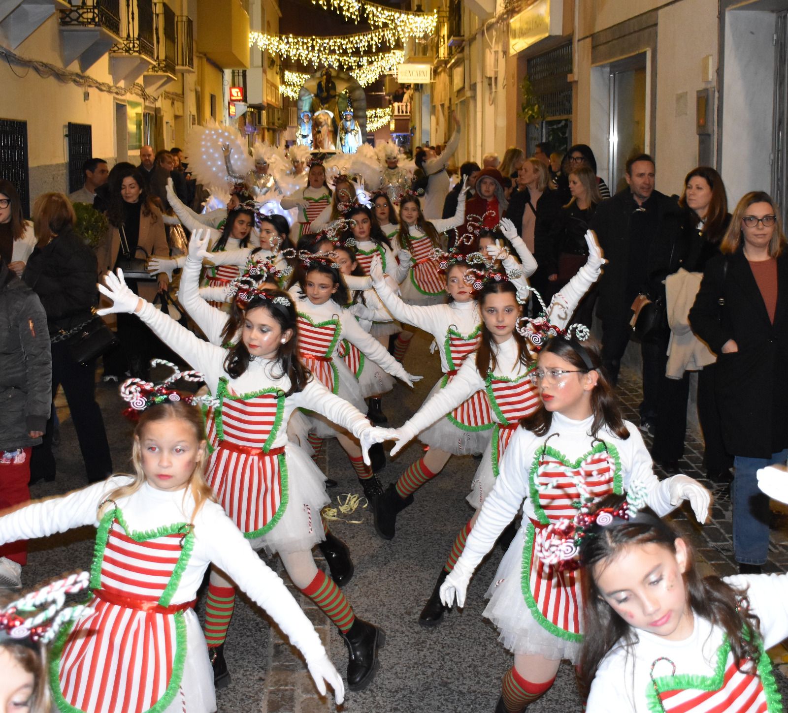 Macael desborda ilusión en la visita de los Reyes Magos: la cabalgata, en imágenes