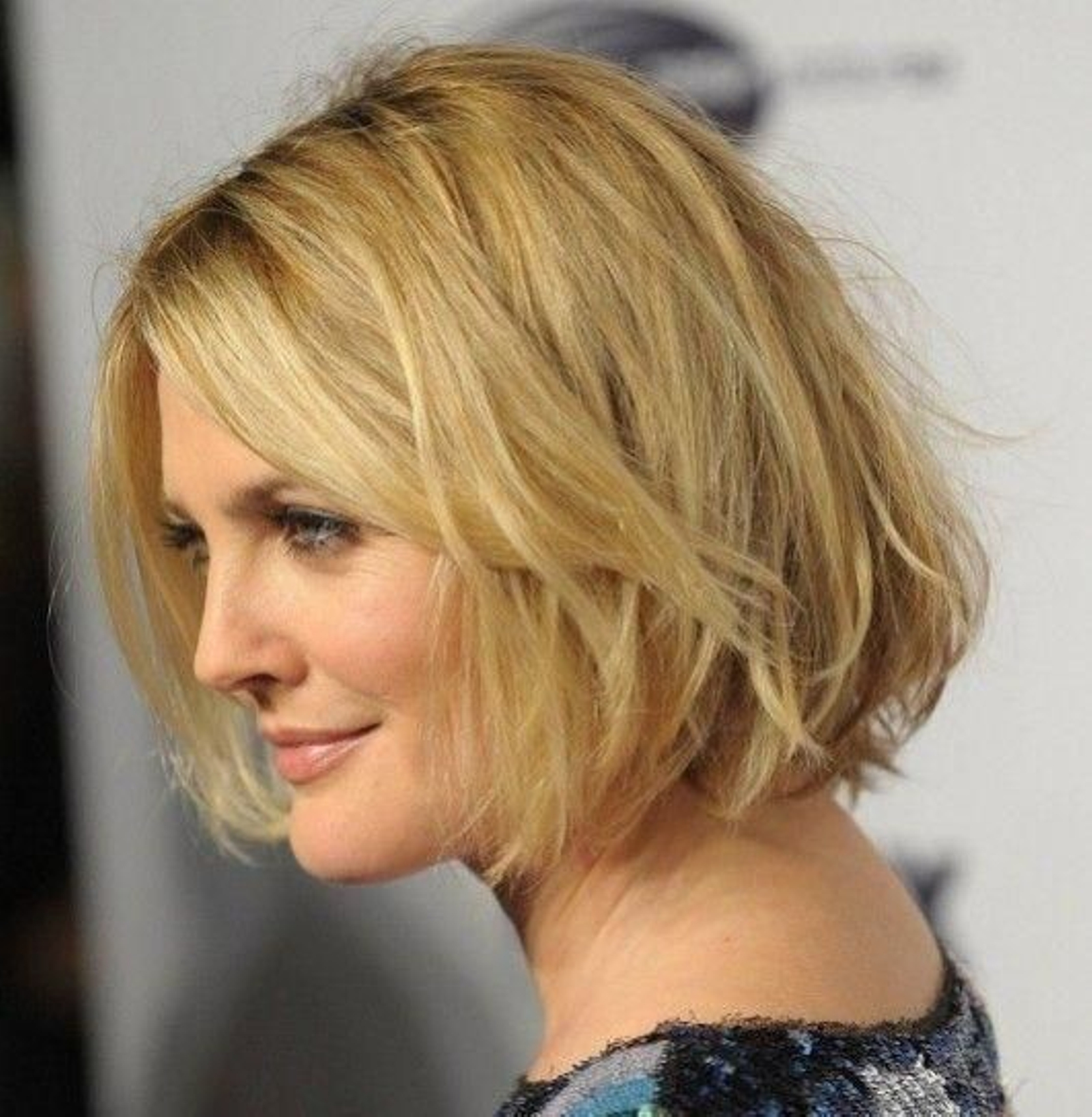 Drew Barrymore con un corte de pelo bob desestructurado.