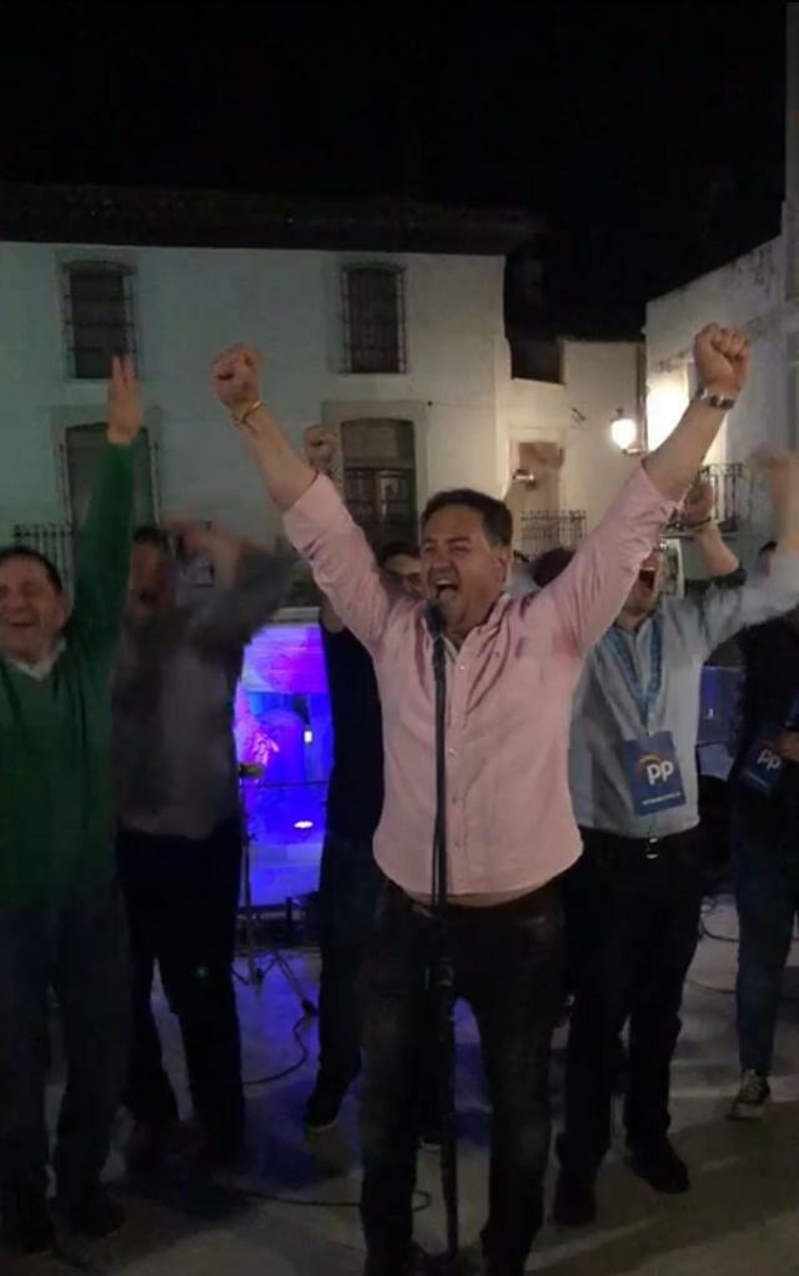 Raúl Martínez (PP) arrasa en la cuna del mármol y conserva la vara