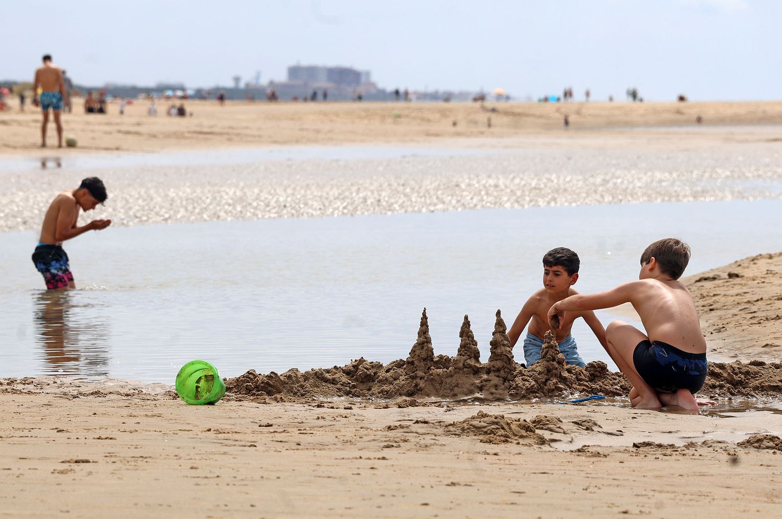 Imágenes del ambiente en la playa de El Portil durante la mañana del 1 de mayo