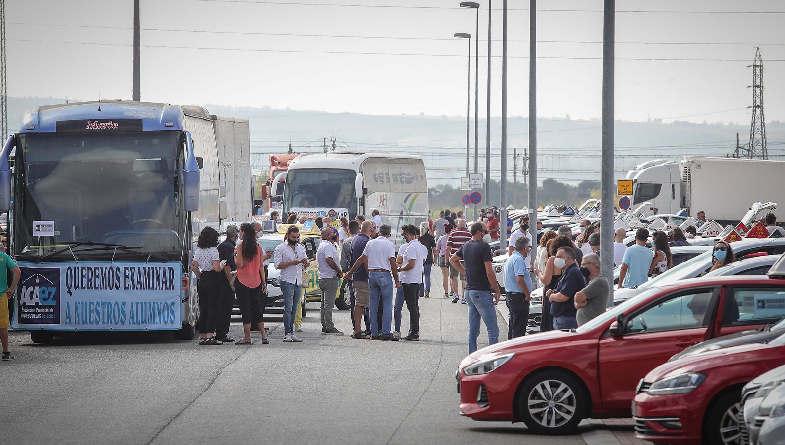 Imágenes de la caravana de protesta de las autoescuelas  por la falta de examinadores