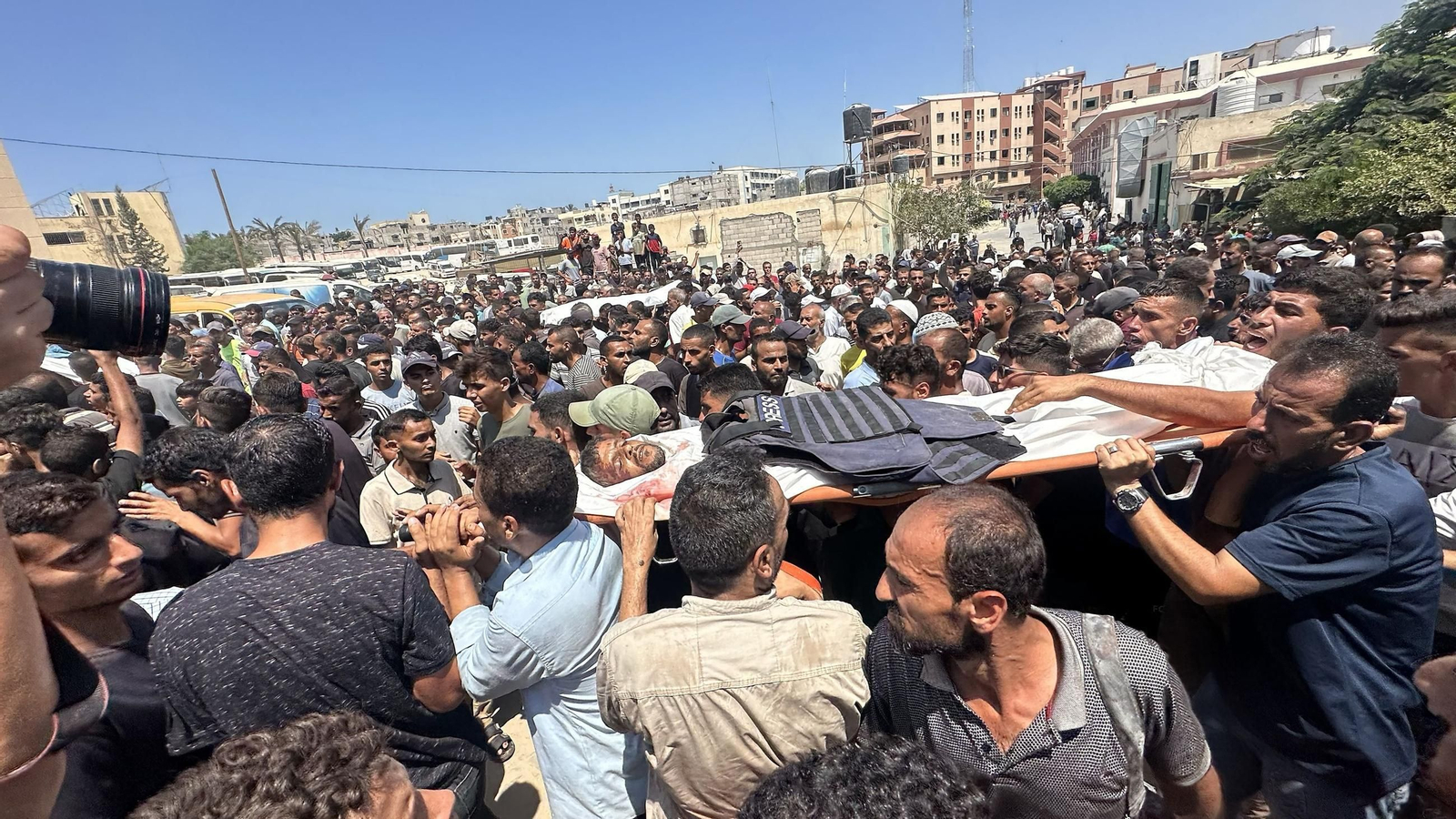 Hossam Al Masri, uno de los periodistas asesinados, cámara de Reuters, transportado por los gazatíes