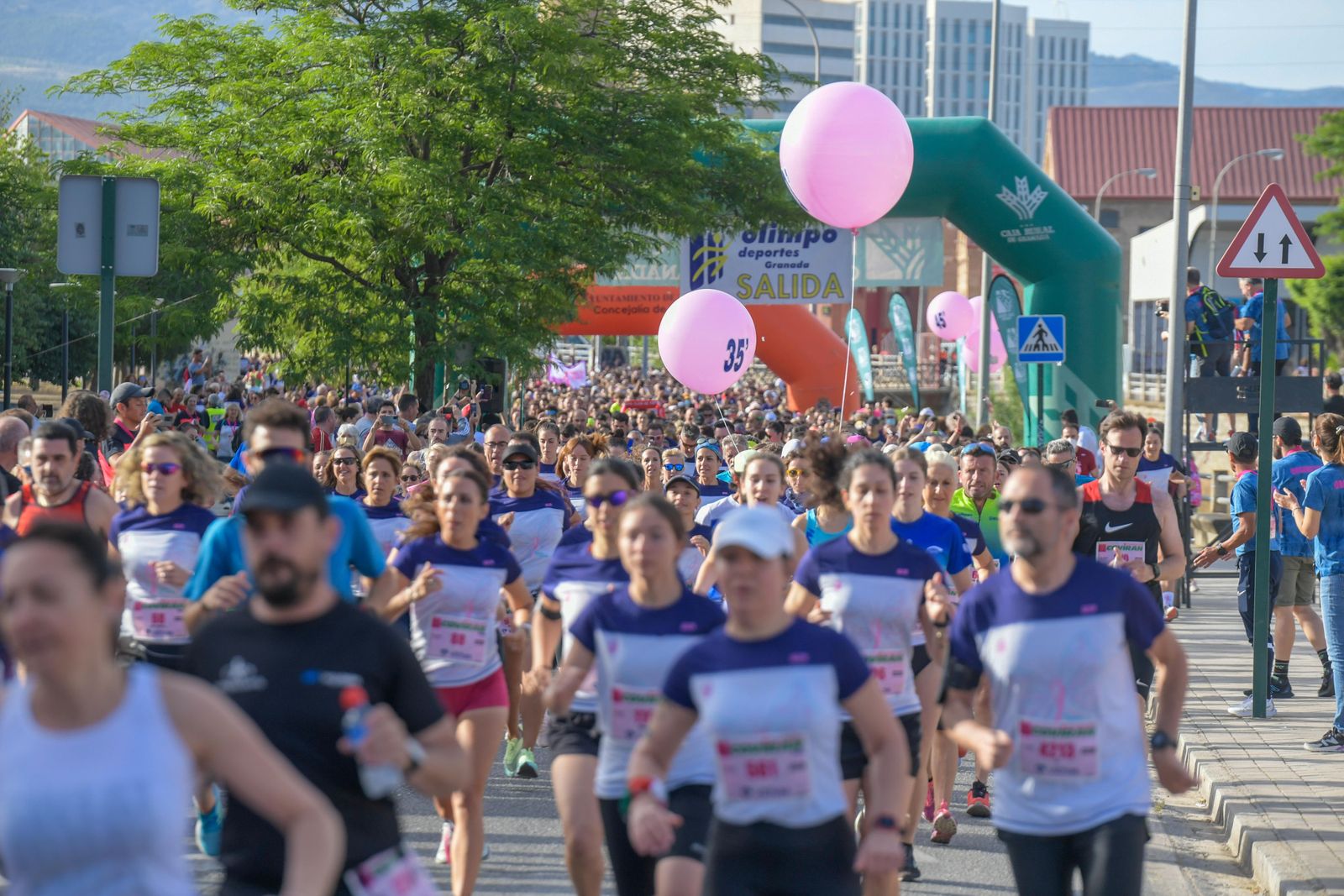 Las imágenes de la Carrera de la Mujer de este domingo en Granada