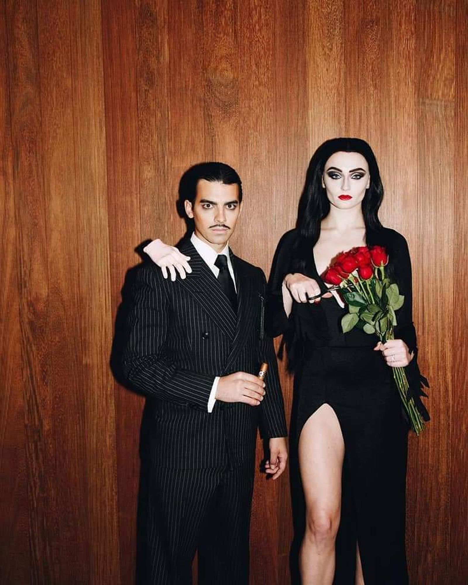 .Joe Jonas y Sophie Turner con un disfraz de Hallowen de Morticia y Gomez Addams.