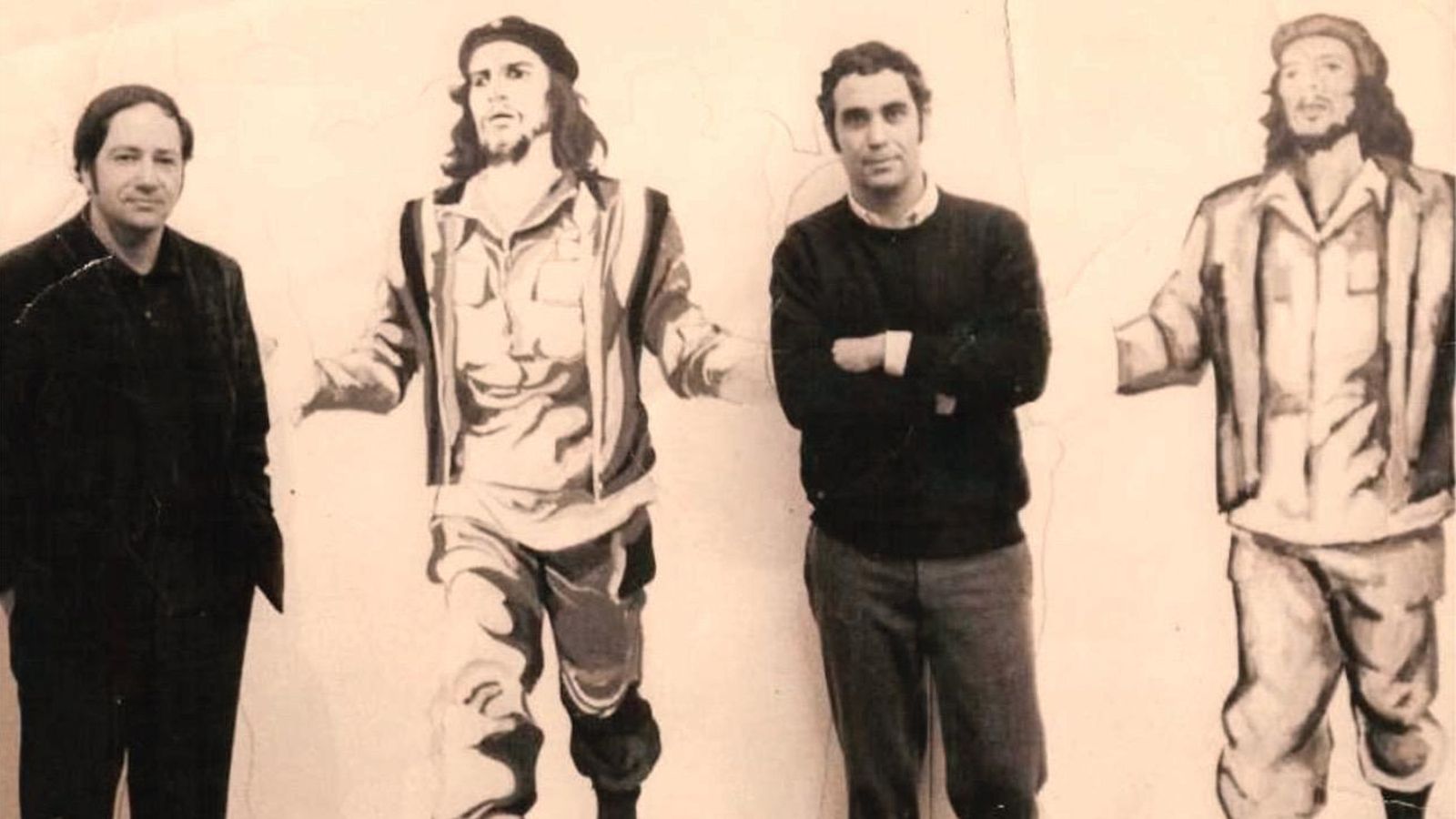 El Bute, primero a la izquierda en un exposición homenaje al Ché Guevara.