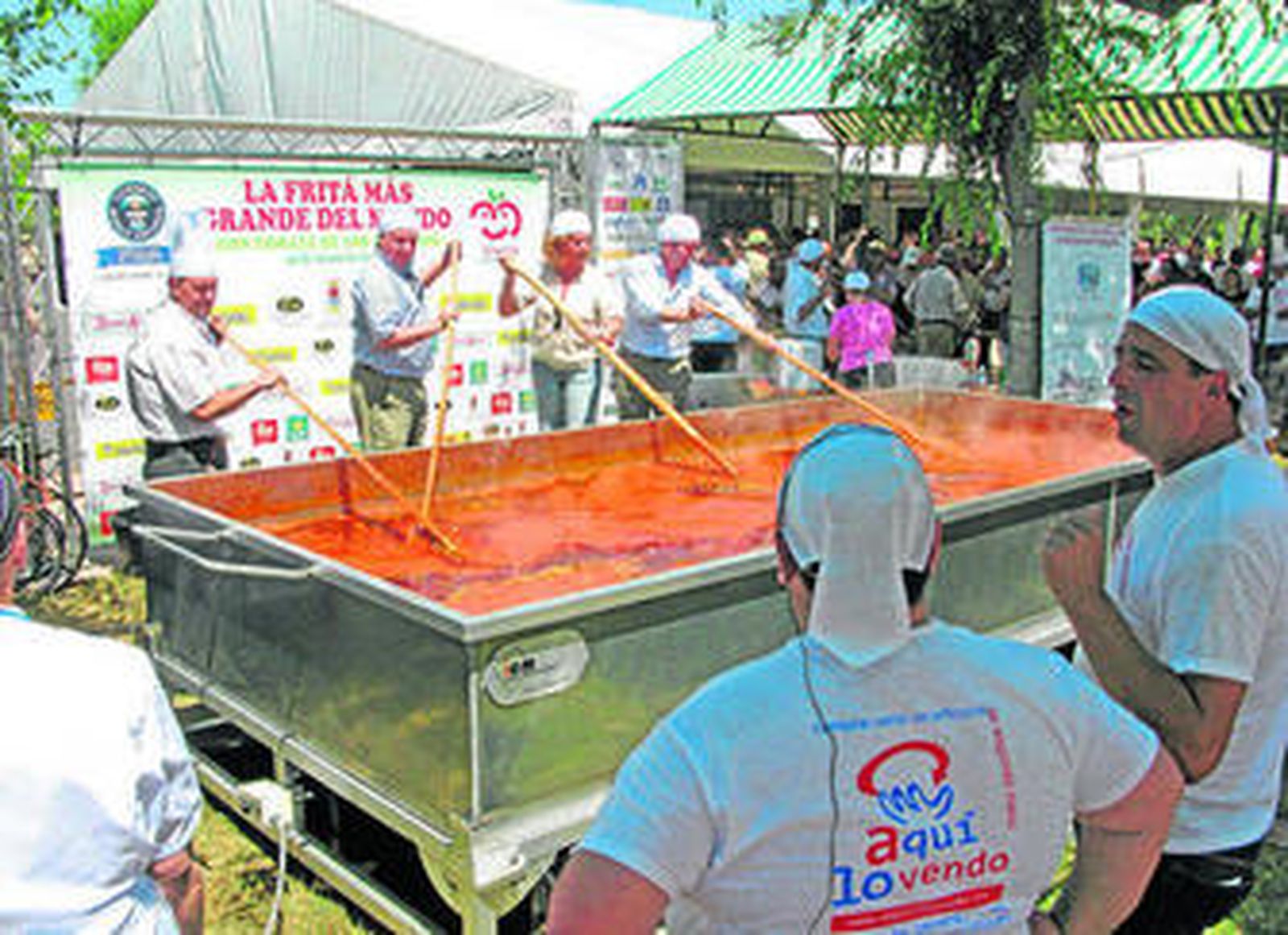Numerosos vecinos participaron en la elaboración de la fritada de tomate, en el Parque de los Hermanamientos.
