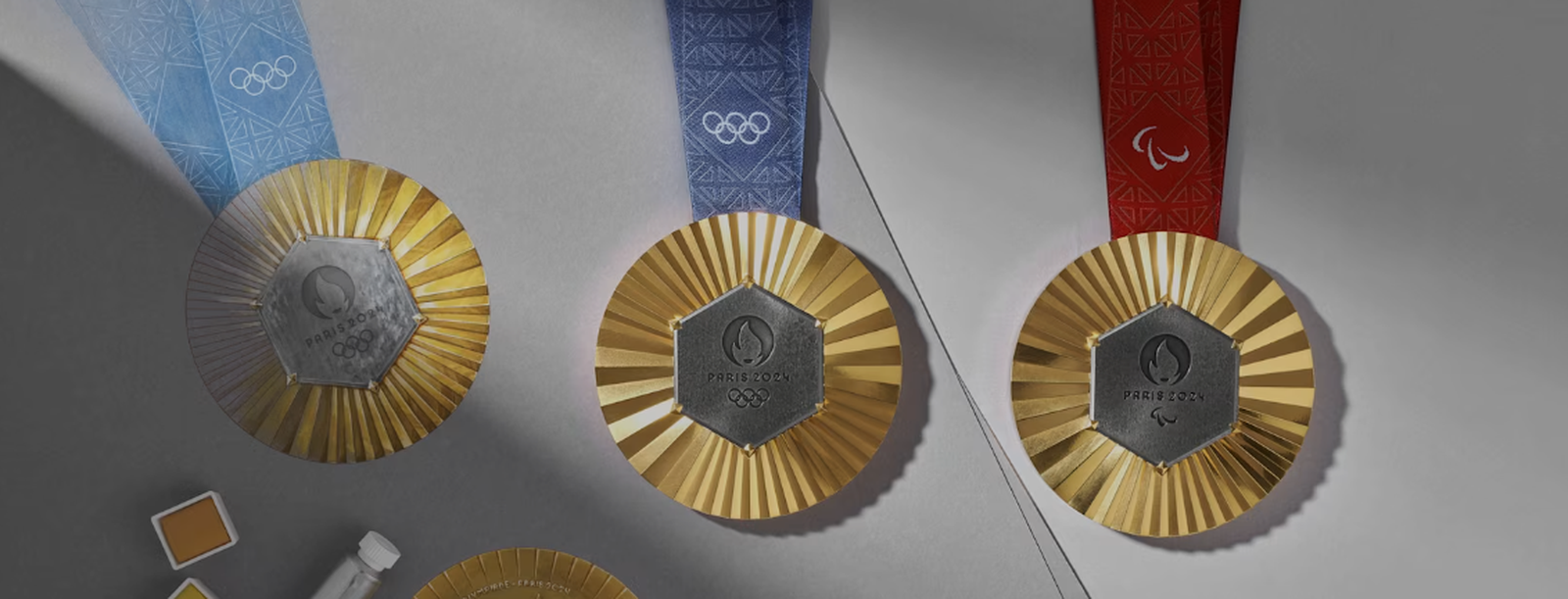 El diseño de las medallas que se repartirán en los Juegos Olímpicos y Paralímpicos de París.