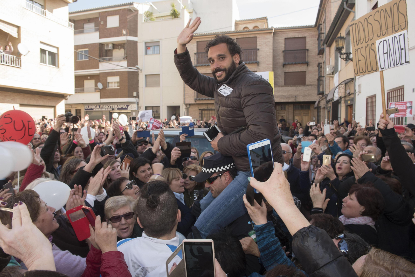 La imagen de Spiriman aupado por un policía fue un símbolo de su poder de movilización