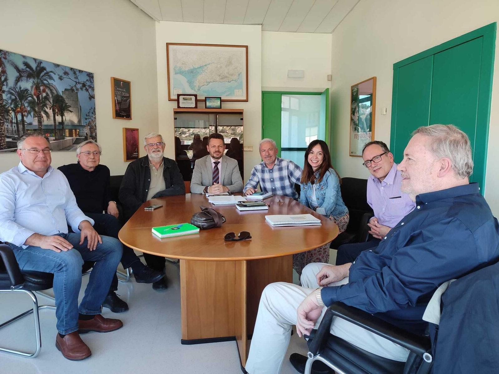 Investigadores de la Universidad con el delegado de Cultura, José Vélez.