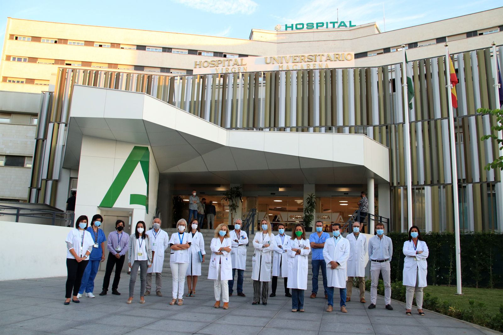 Parte del equipo de profesionales que conforman la Comisión de Tumores del Hospital Virgen Macarena.