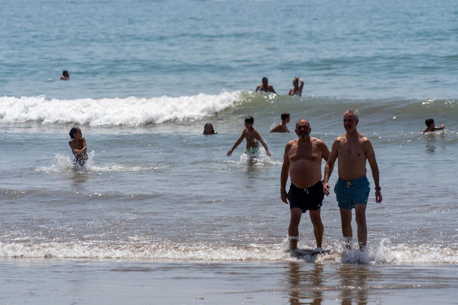 Imágenes de la mañana en las playas de Punta Umbría marcadas por la alerta roja