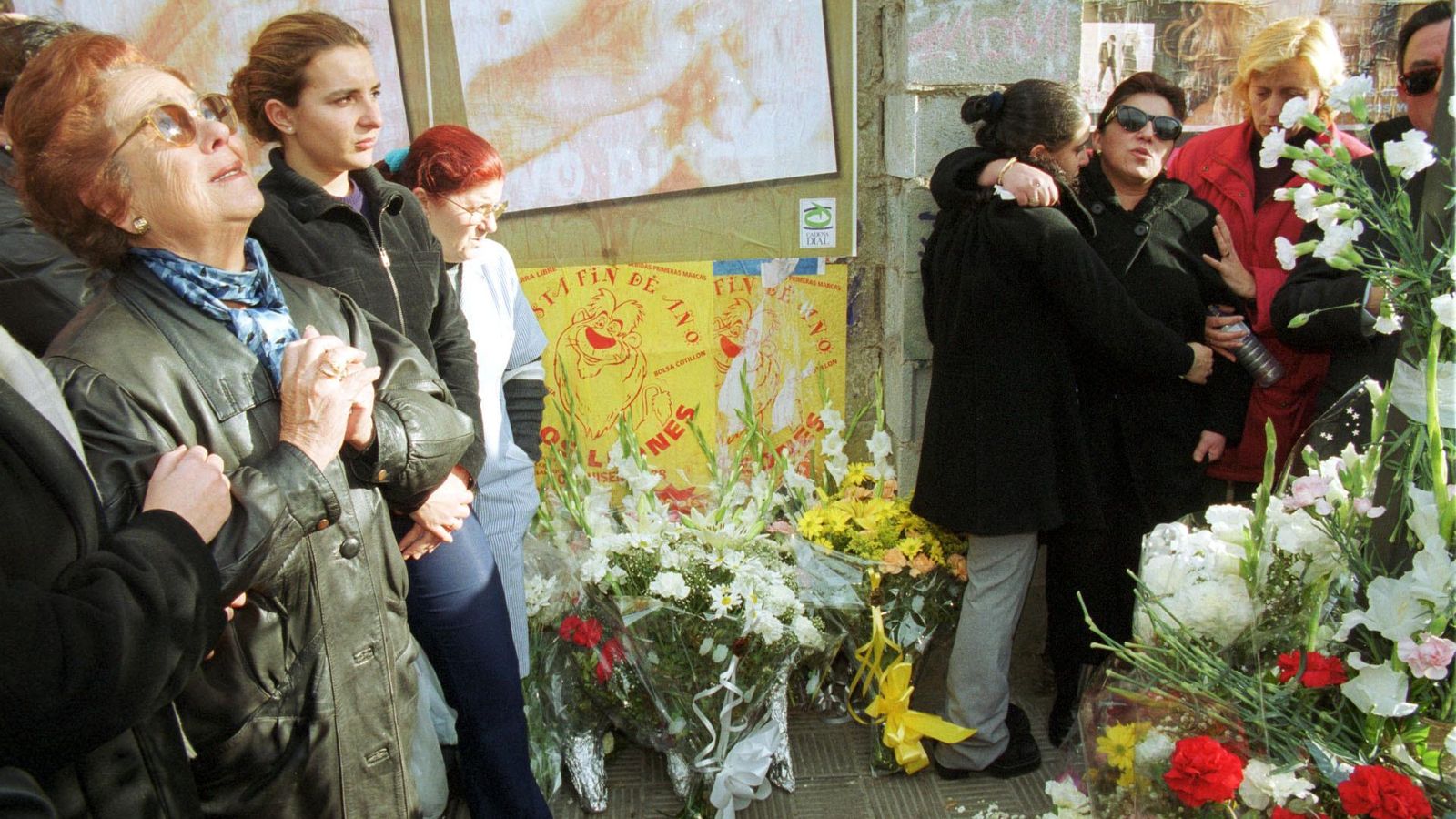 Dolor y emoción en uno de los actos de homenaje a las víctimas del Bazar España.