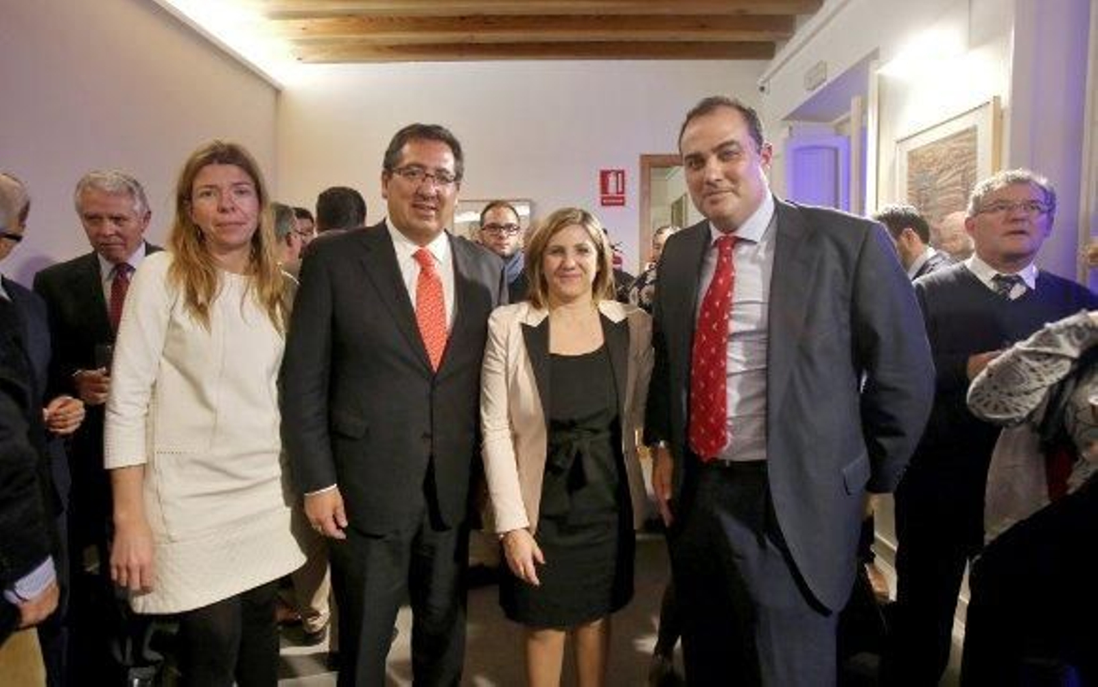 María del Mar Díaz, de la Fundación Cajasol, Antonio Pulido, presidente de la Fundación y David Fernández, director de Diario de Cádiz, arropando a la conferenciante, Irene García. 

Foto: Lourdes de Vicente