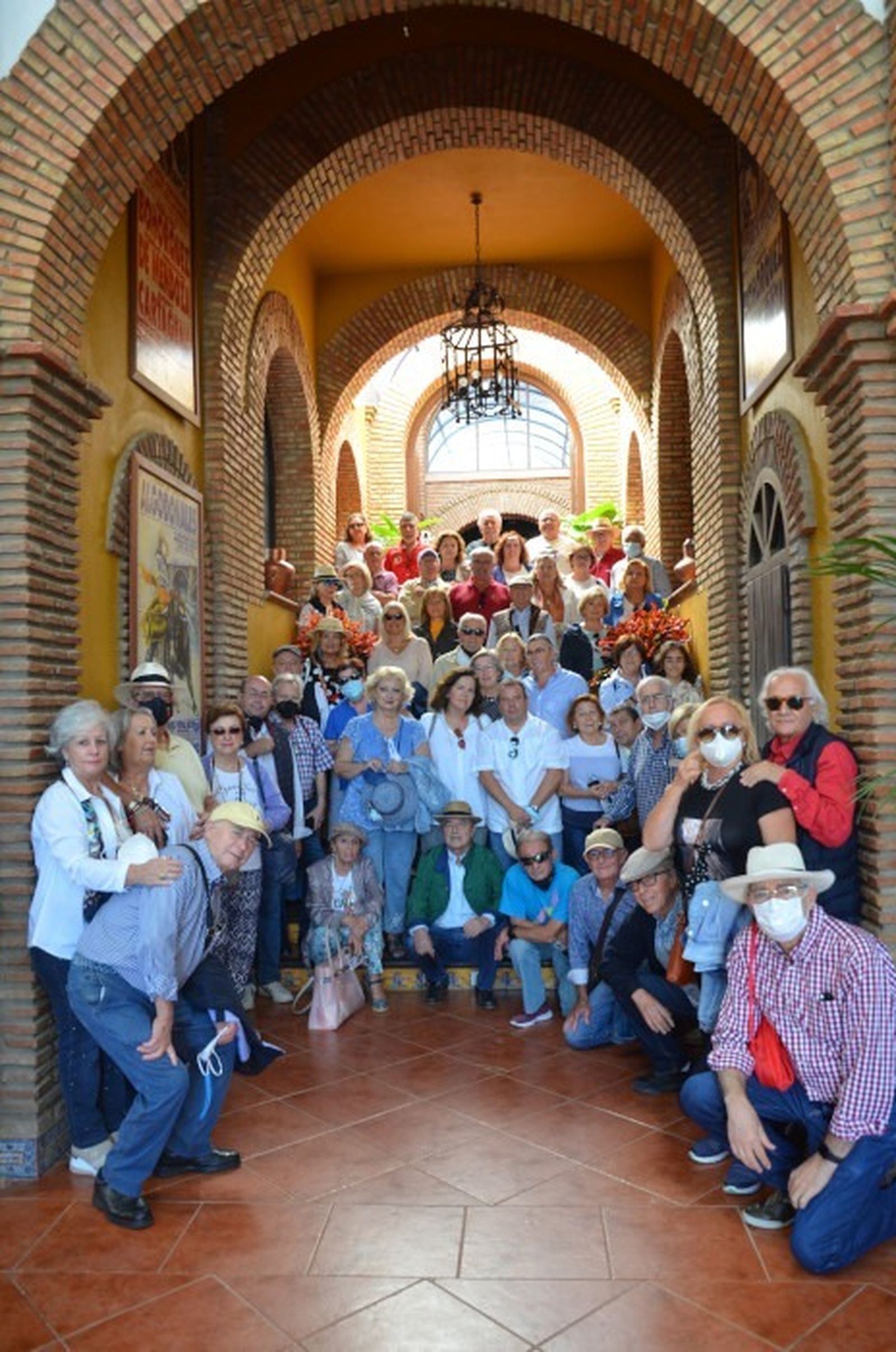 Los miembros del Foro Cultural 3 Taurinos 3 en la ganadería de Fermín Bohórquez.
