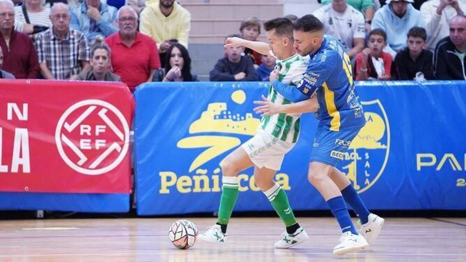 El capitán Lin y el ex bético Elías pugnan por un balón en el duelo de la primera vuelta en Peñíscola.