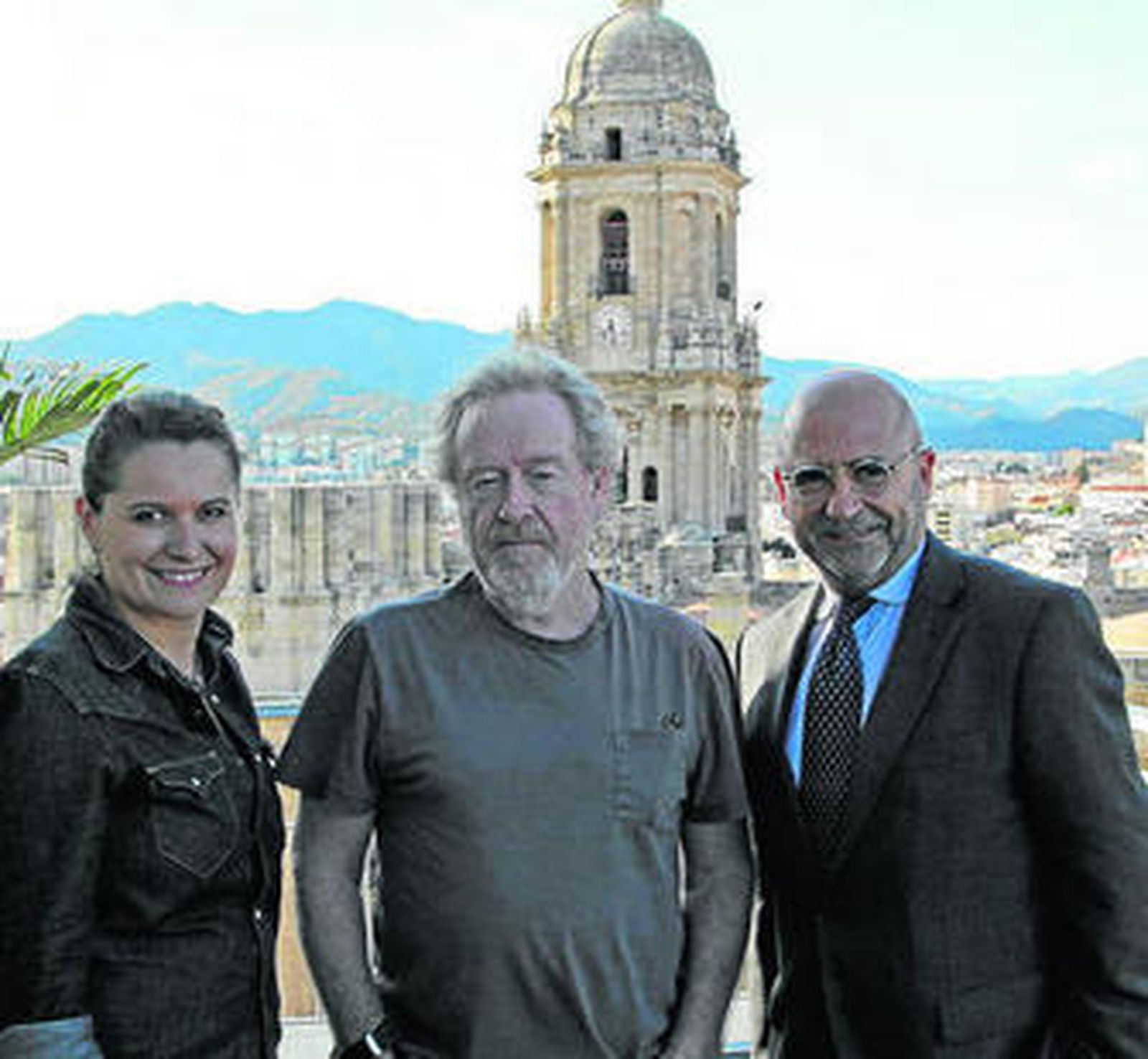 Ridley Scott flanqueado por Piluca Querol y Carlos Rosado.