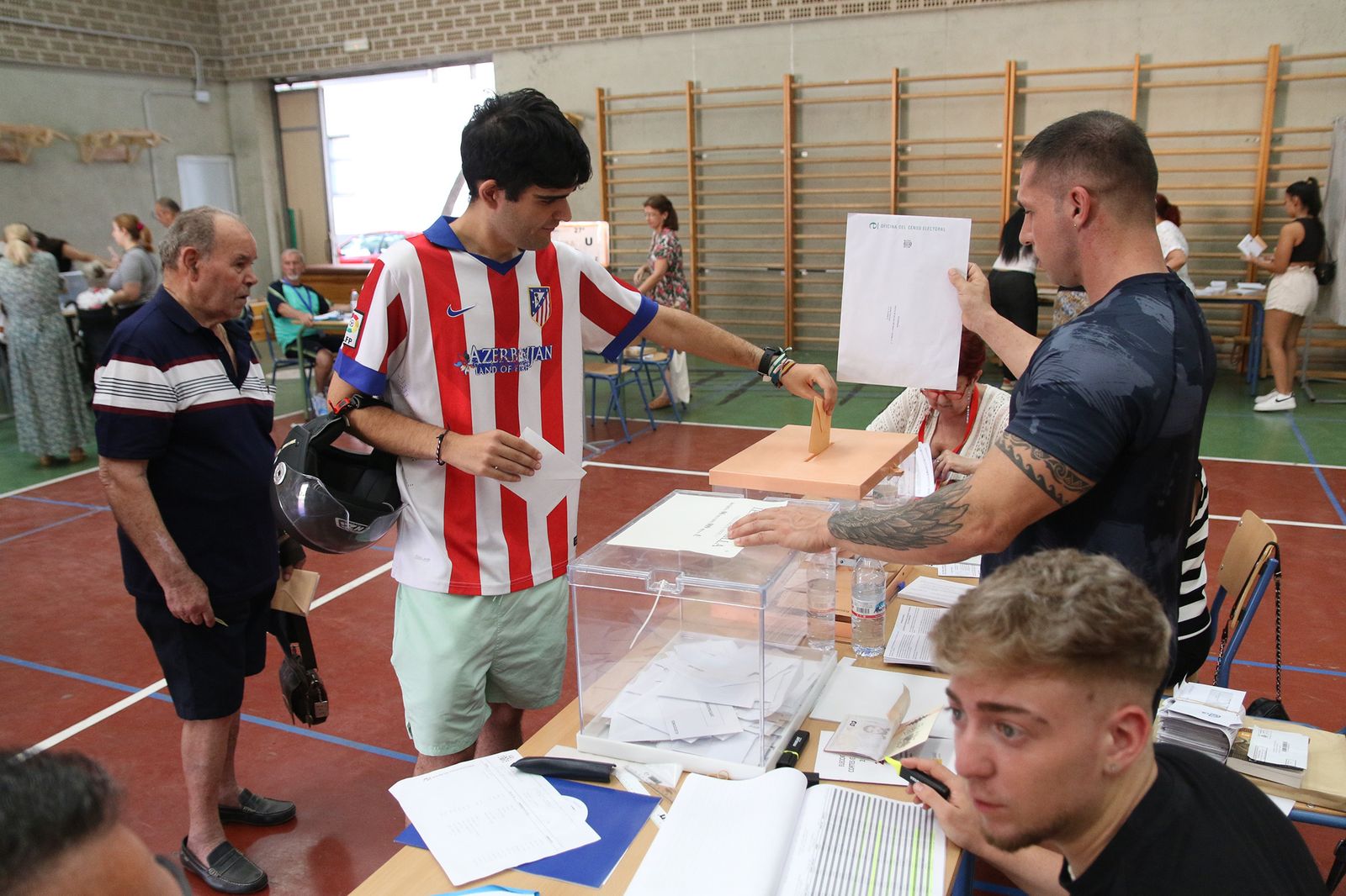 Almería hace cola para votar en las elecciones generales del 23J